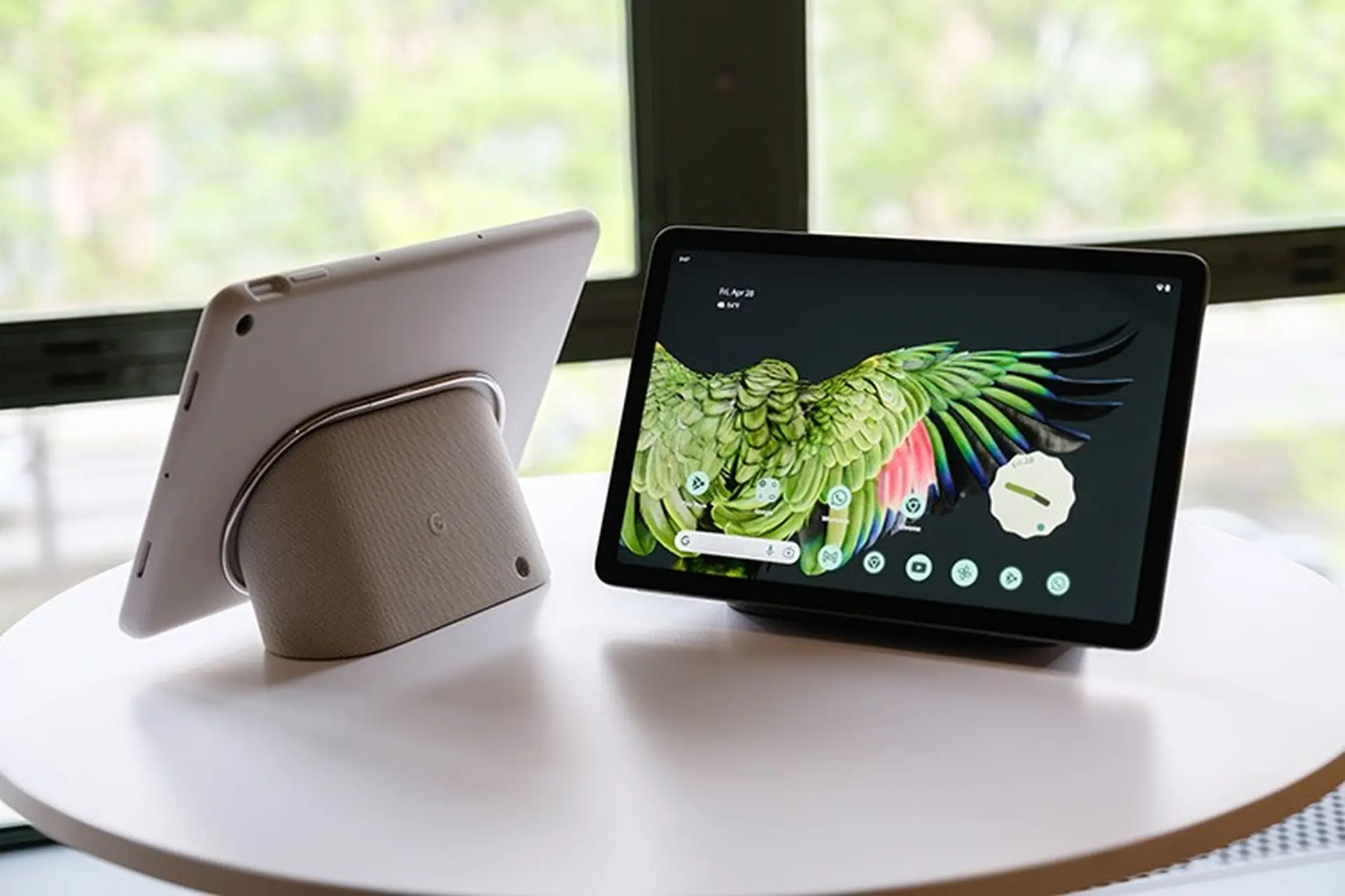 Google Pixel Tablet ra mắt với chip Tensor G2, màn hình LCD và dock không dây