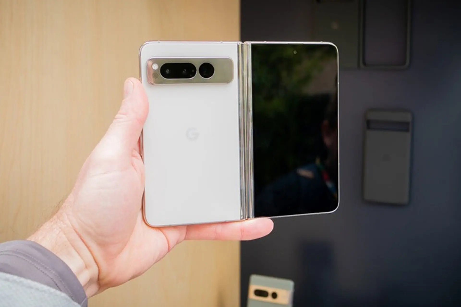 Trên tay Google Pixel Fold: Thiết kế ấn tượng, cấu hình tốt