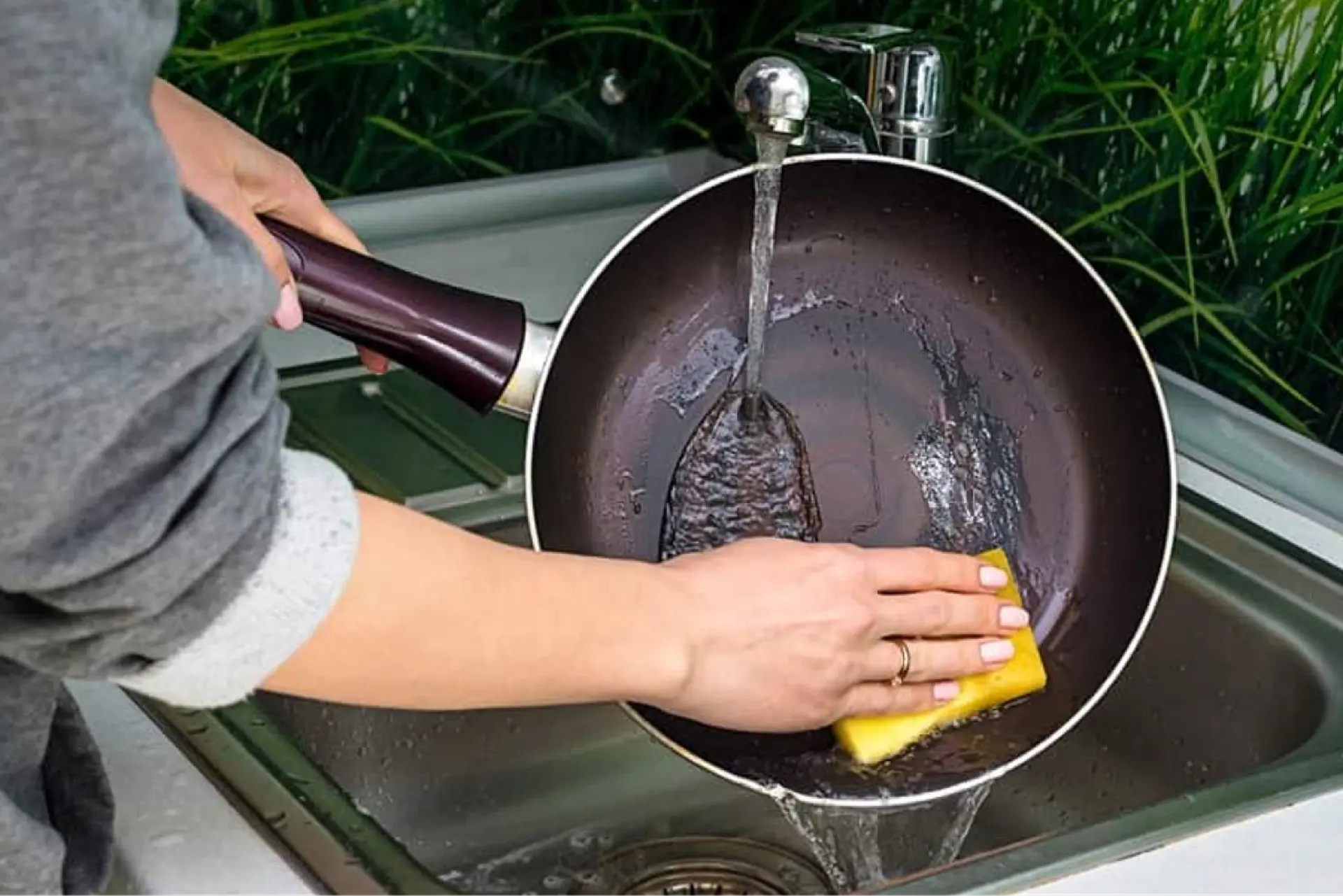 Tại sao bạn không nên rửa chảo chống dính ngay sau khi nấu ăn?