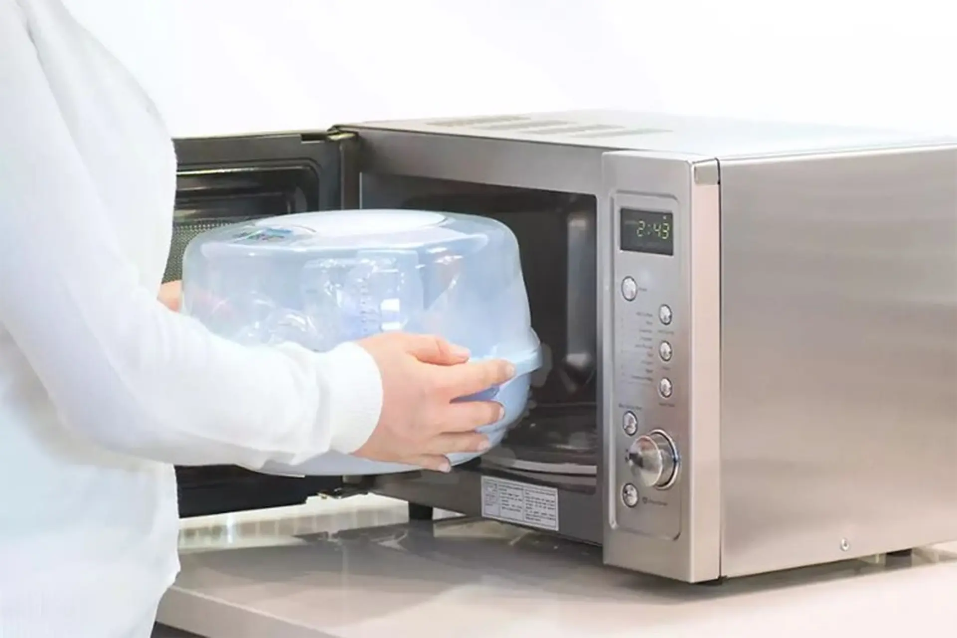 Có thể tiệt trùng bình sữa bằng lò vi sóng hay không?