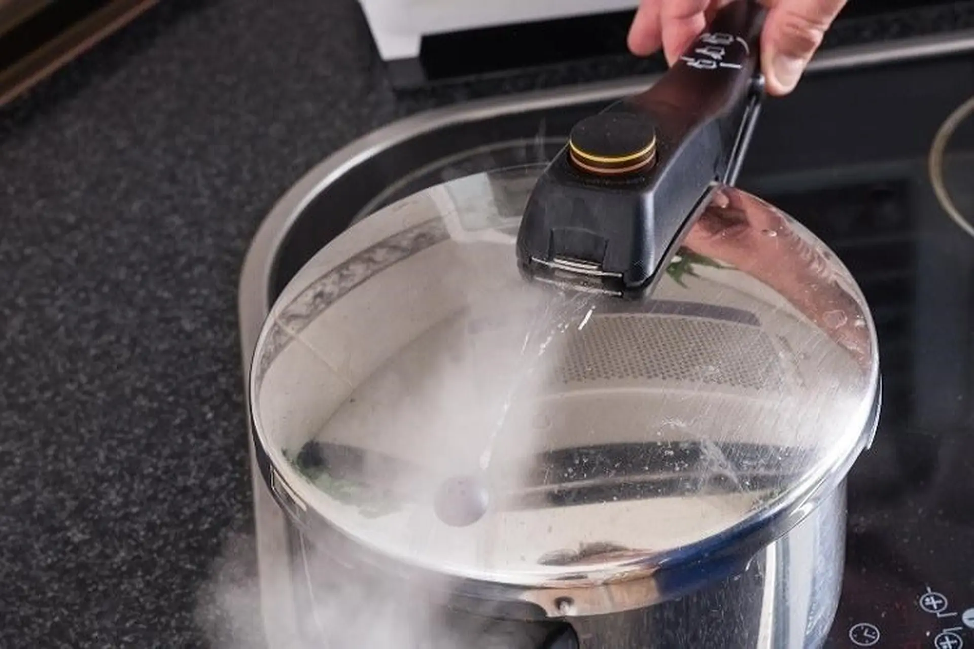 Nồi áp suất bị xì hơi do đâu? Cách xử lý nhanh chóng tại nhà