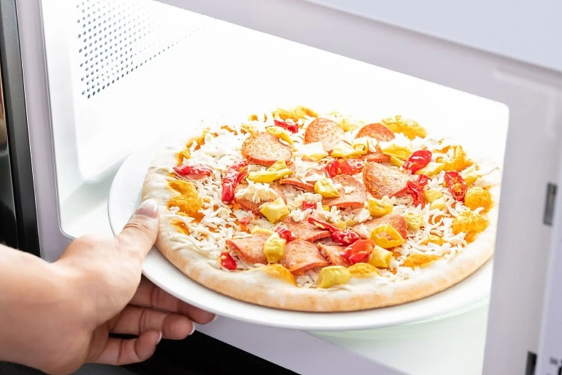 Hướng dẫn làm Pizza bằng lò vi sóng tại nhà: Đơn giản hơn bạn nghĩ
