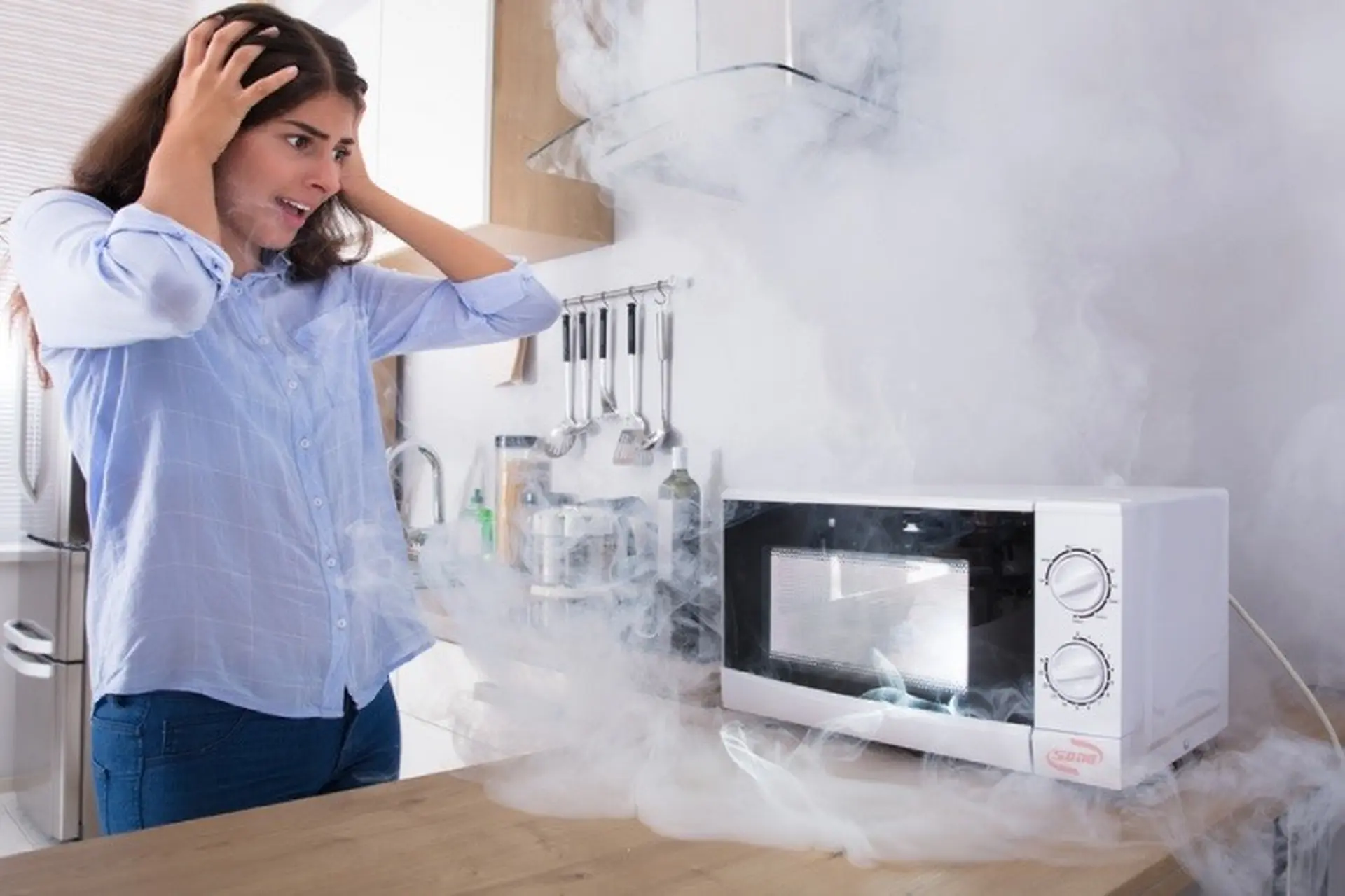 Lò vi sóng bị chập điện do đâu? Cách tự sửa chữa đơn giản tại nhà