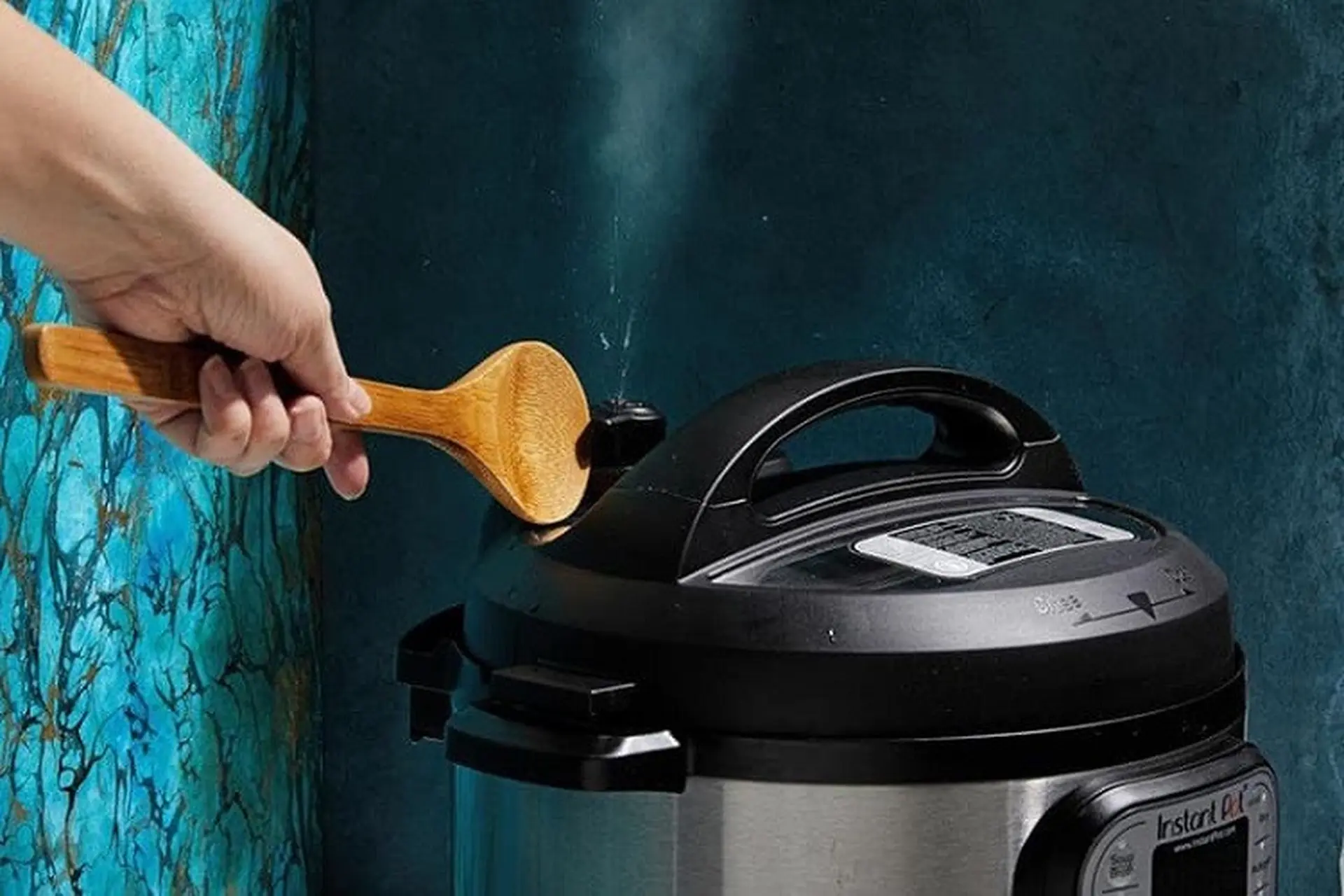 Mách bạn cách mở nồi áp suất điện bị kẹt an toàn, tránh bị bỏng