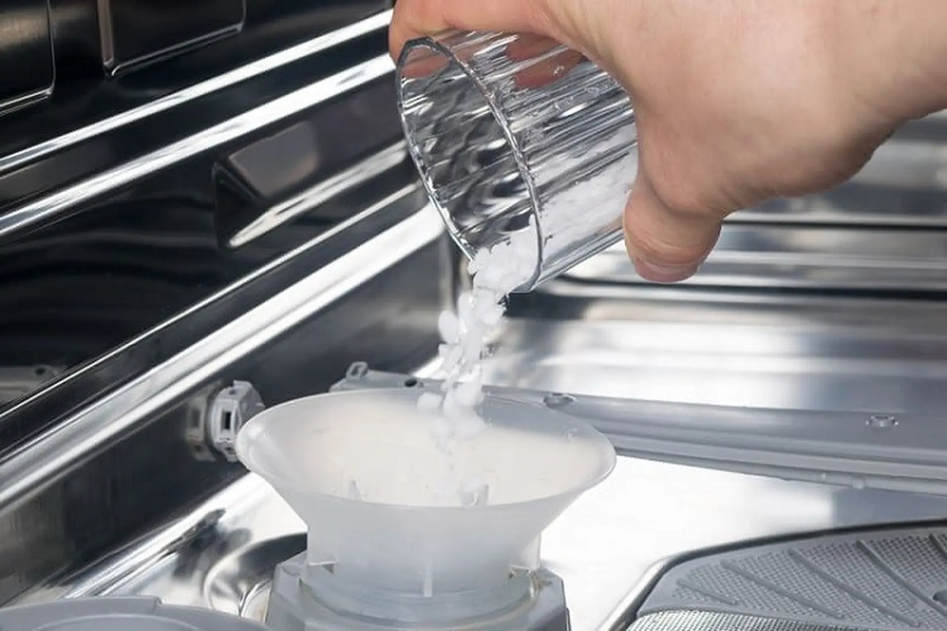 Bước 2: Đổ muối chuyên dụng vào ngăn chứa