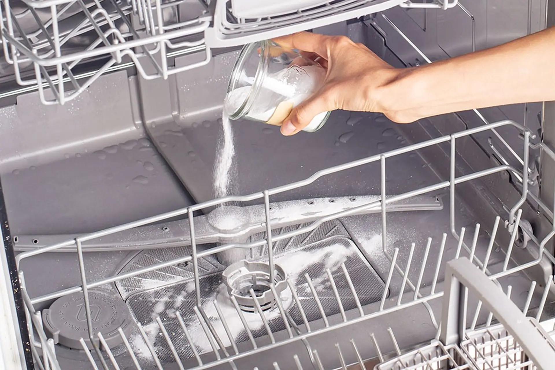 Khi nào bạn cần vệ sinh máy rửa bát? Hướng dẫn lau dọn máy rửa bát chuẩn chỉnh