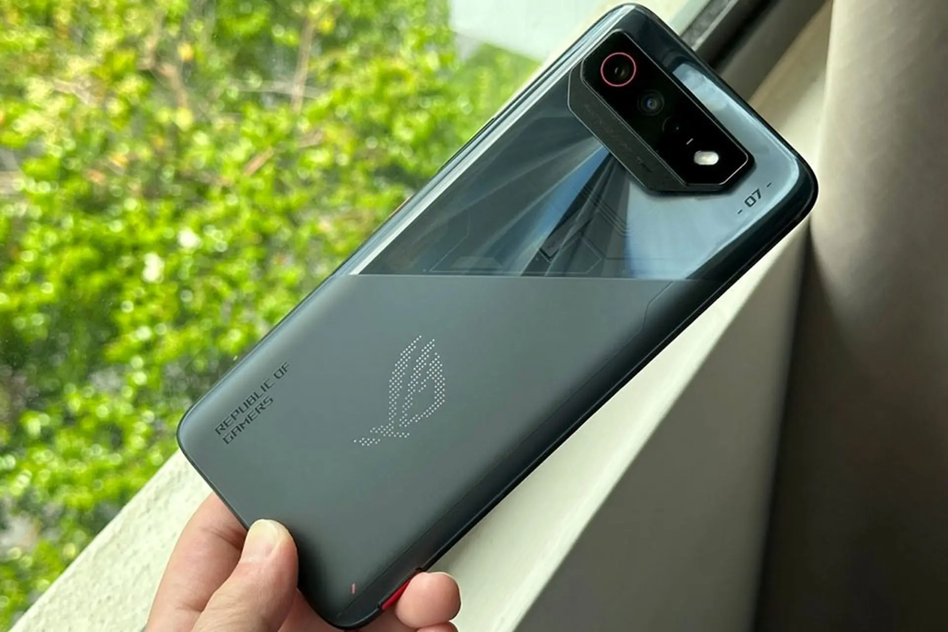 Mở hộp và trên tay Asus ROG Phone 7: Đúng chất điện thoại chơi game hàng đầu