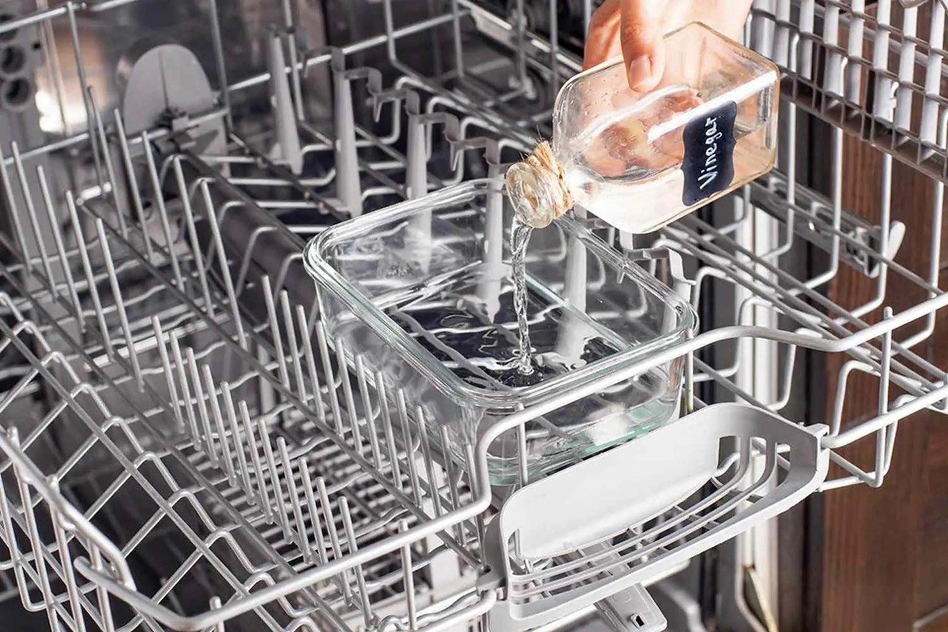 Mách bạn cách khử mùi máy rửa bát hiệu quả mà không hề tốn kém ngay tại nhà 