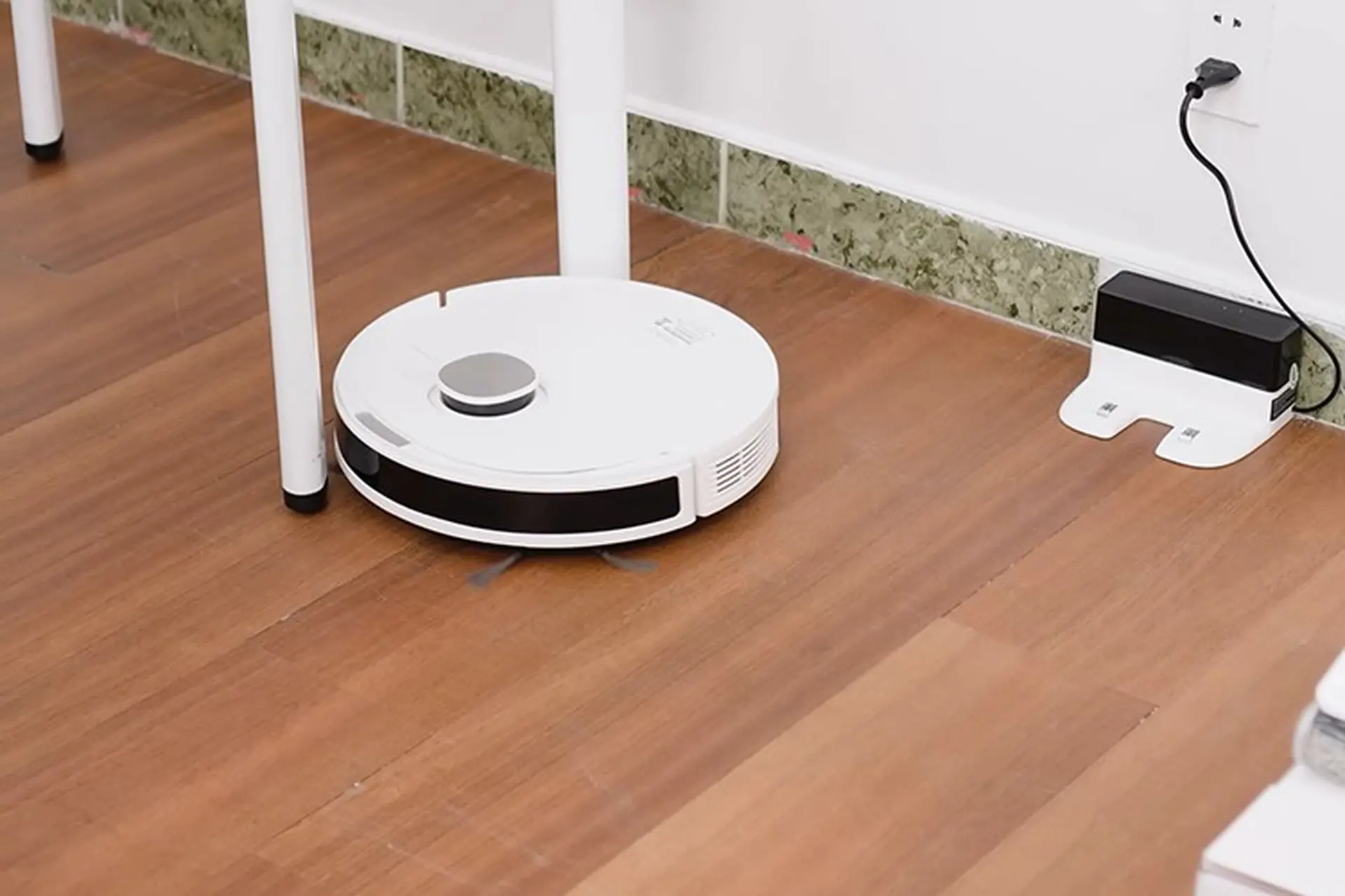 Review robot hút bụi Ecovacs Deebot N10: Khi việc nhà trở nên nhẹ nhàng hơn