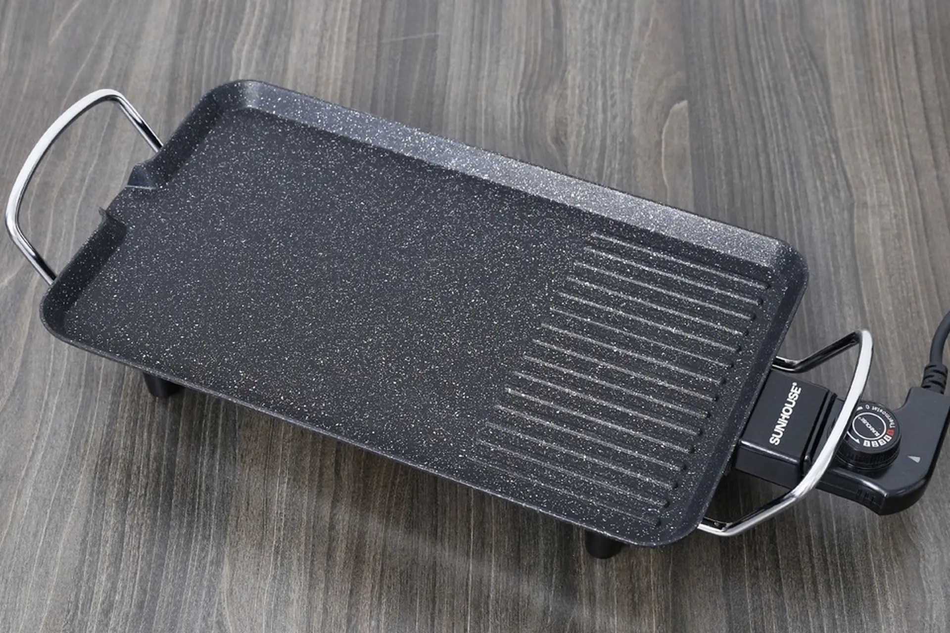 Bếp nướng điện mới mua về nên làm gì? Mách nhỏ 5 bước vệ sinh bạn cần biết