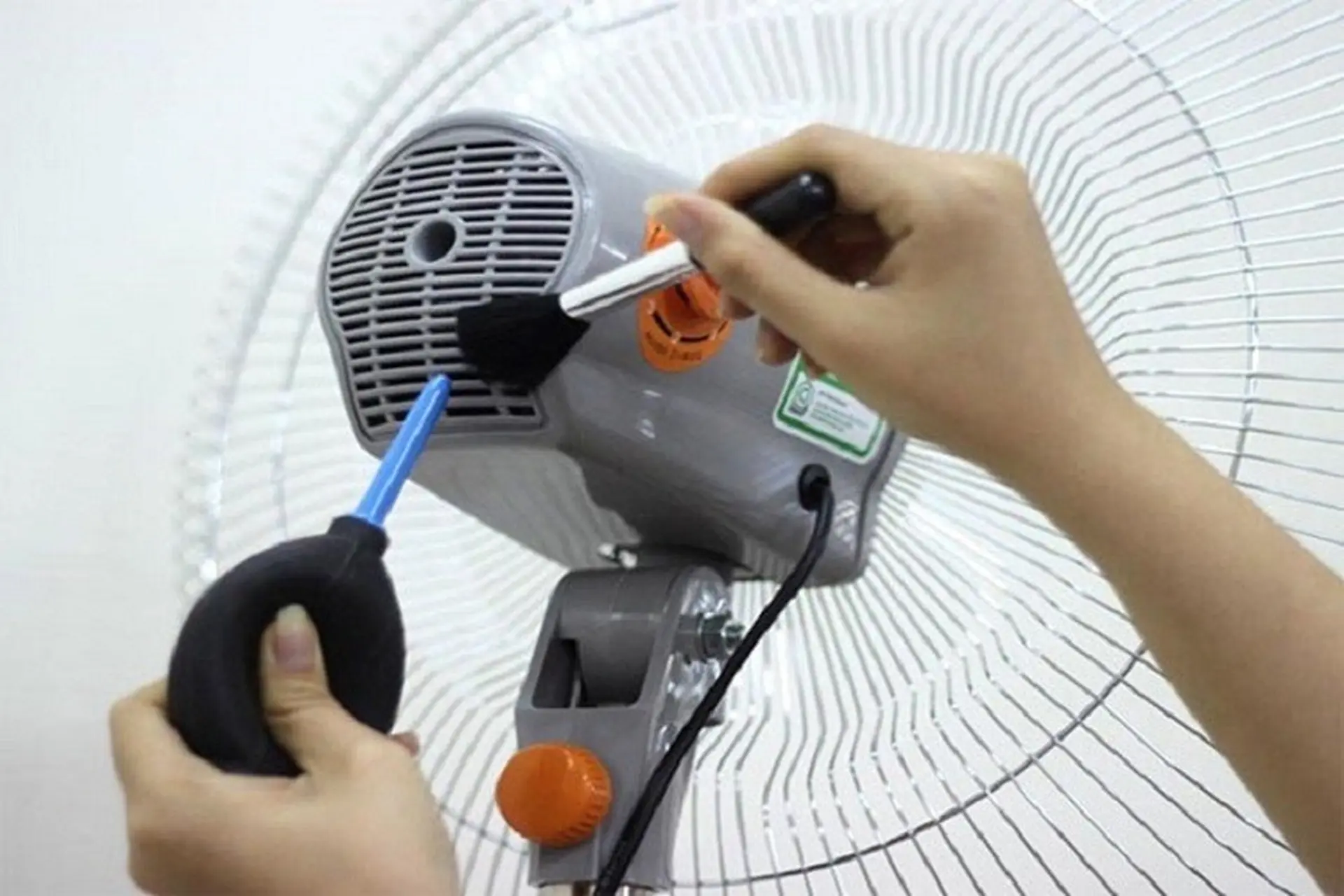 Gặp lỗi quạt treo tường không quay, hãy xử lý theo 4 cách sau