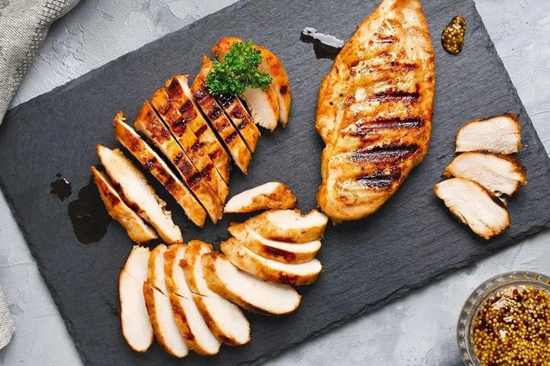 Cách làm ức gà áp chảo sốt húng quế cực ngon