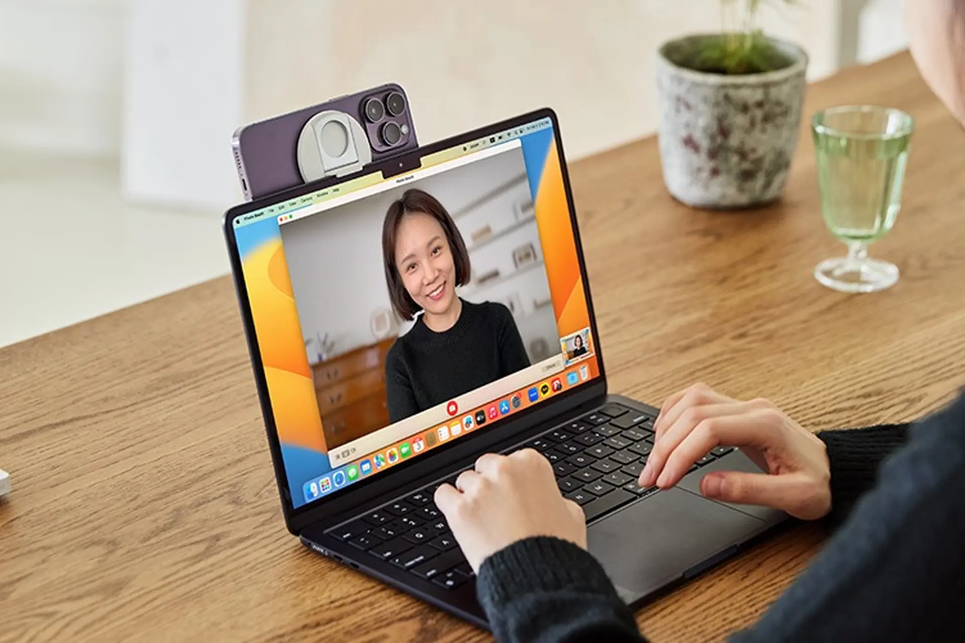 Biến iPhone thành webcam MacBook nhờ giá đỡ tiện lợi