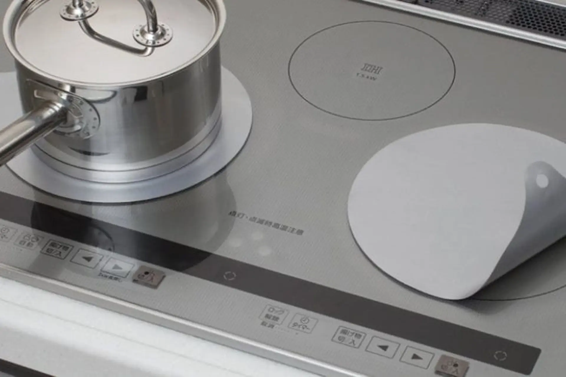 Có nên dùng miếng lót bếp từ hay không? Ưu, nhược điểm là gì?