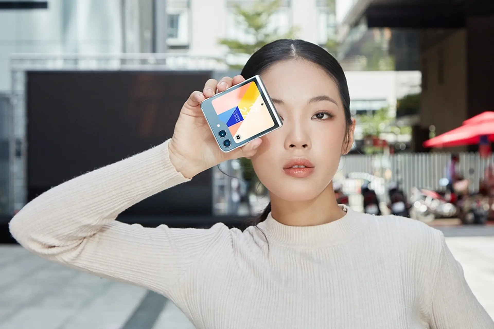 Đánh giá Samsung Galaxy Z Flip5 sau hai tuần trải nghiệm: Flex Window có gì hay để “Flex”?