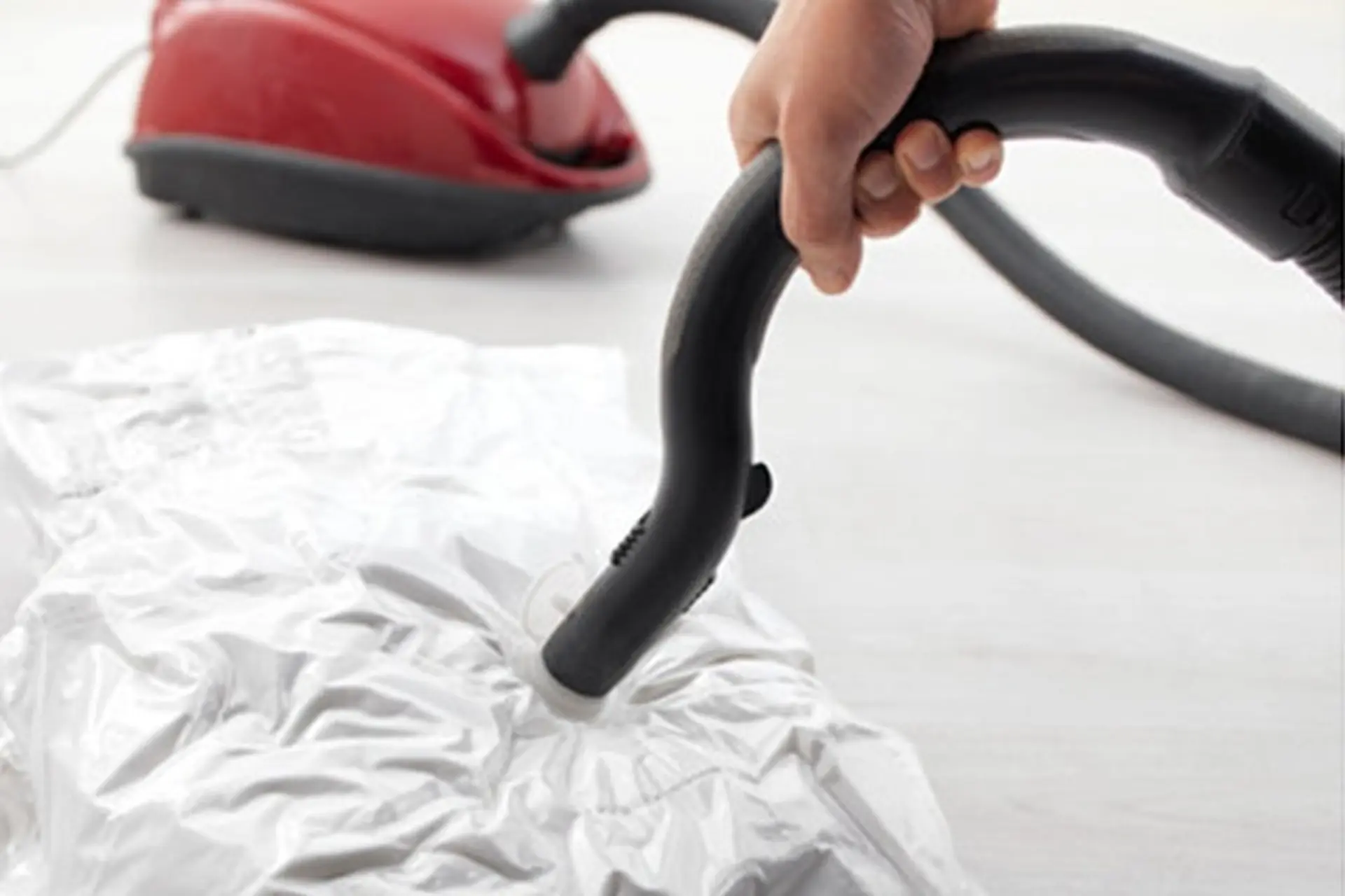 Cách hút chân không bằng máy hút bụi siêu đơn giản tại nhà