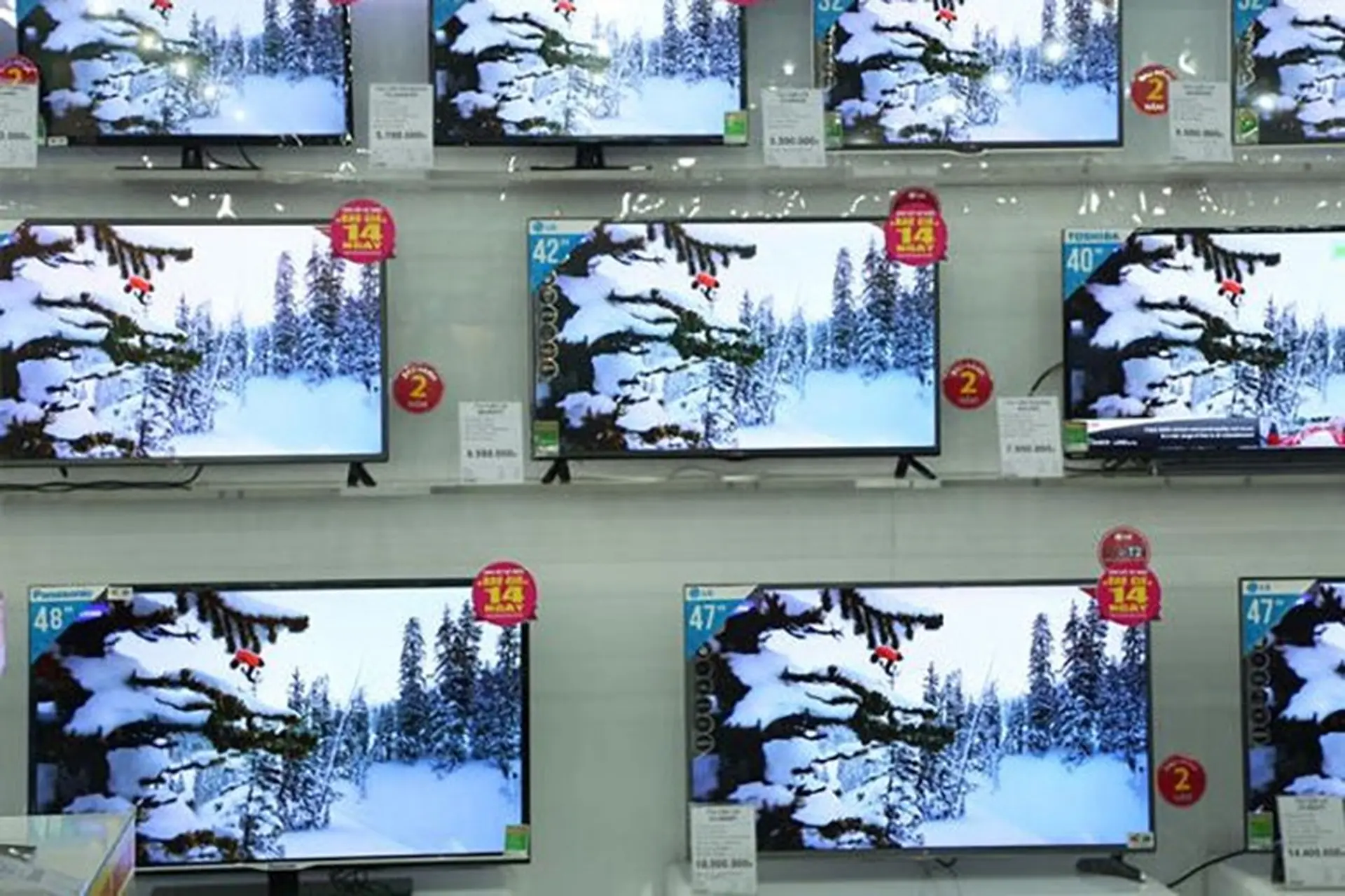 Tivi hàng trưng bày là gì? Có nên mua tivi hàng trưng bày khi giá quá hấp dẫn?