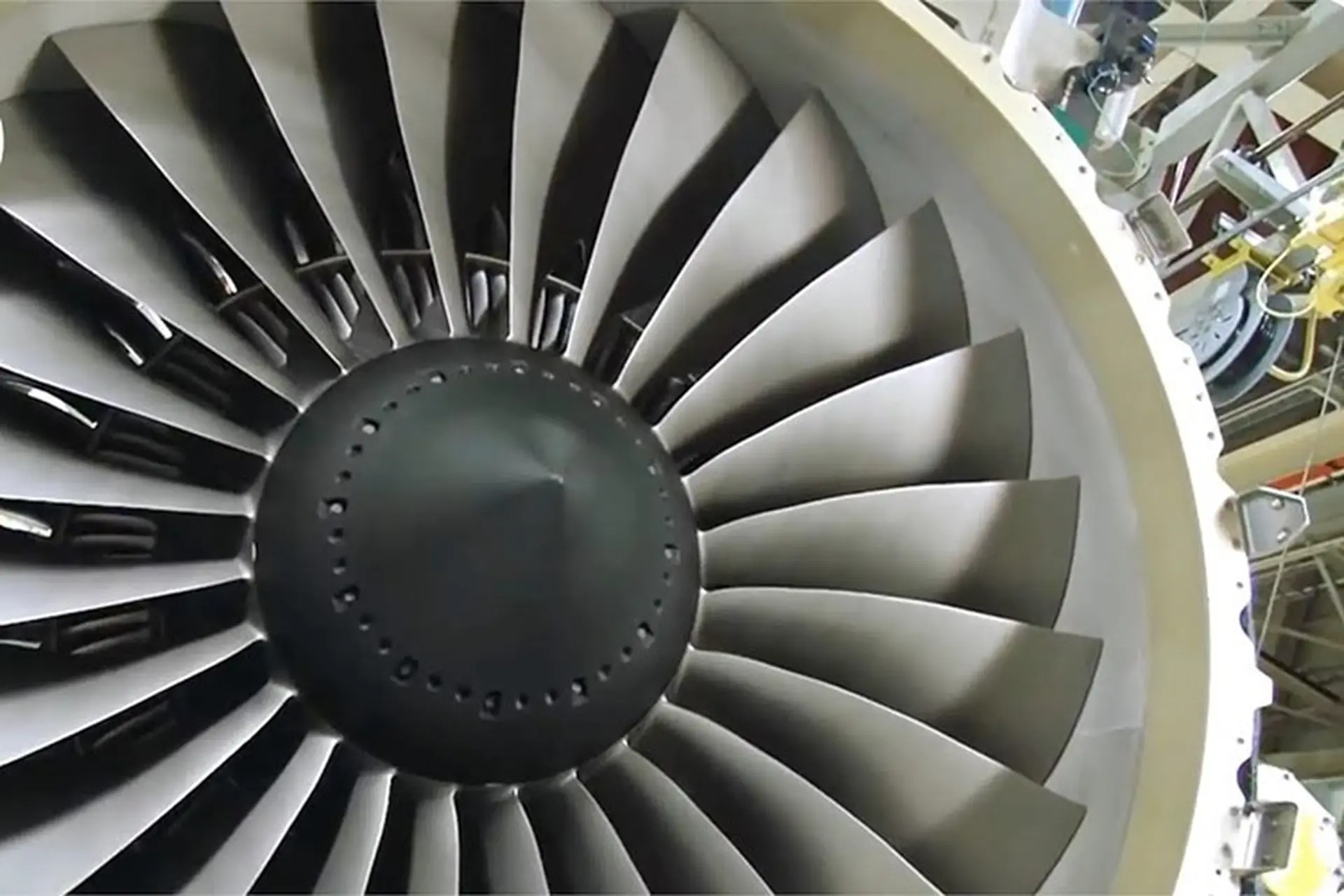 Quạt nhiều cánh có mát hơn không? Mua quạt bao nhiêu cánh là tốt nhất?