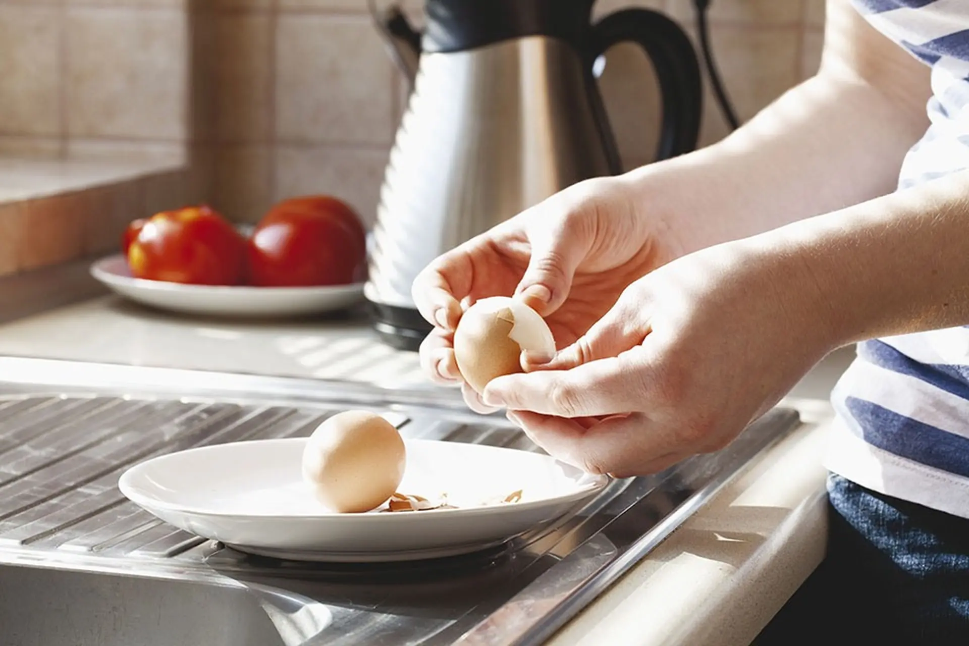 Luộc trứng bằng ấm siêu tốc: Mẹo nấu ăn đơn giản và hiệu quả mà nhiều người chưa biết