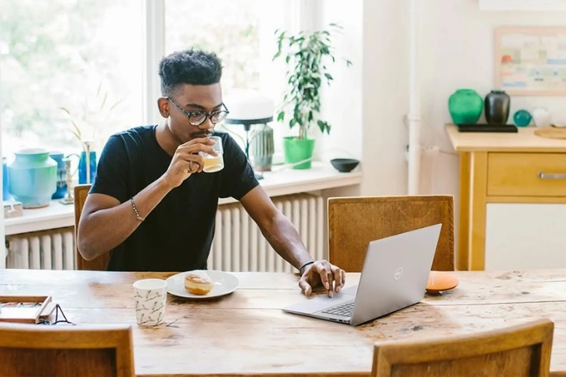 Laptop cho sinh viên kinh tế mỏng nhẹ, hiệu năng mạnh mẽ 2023