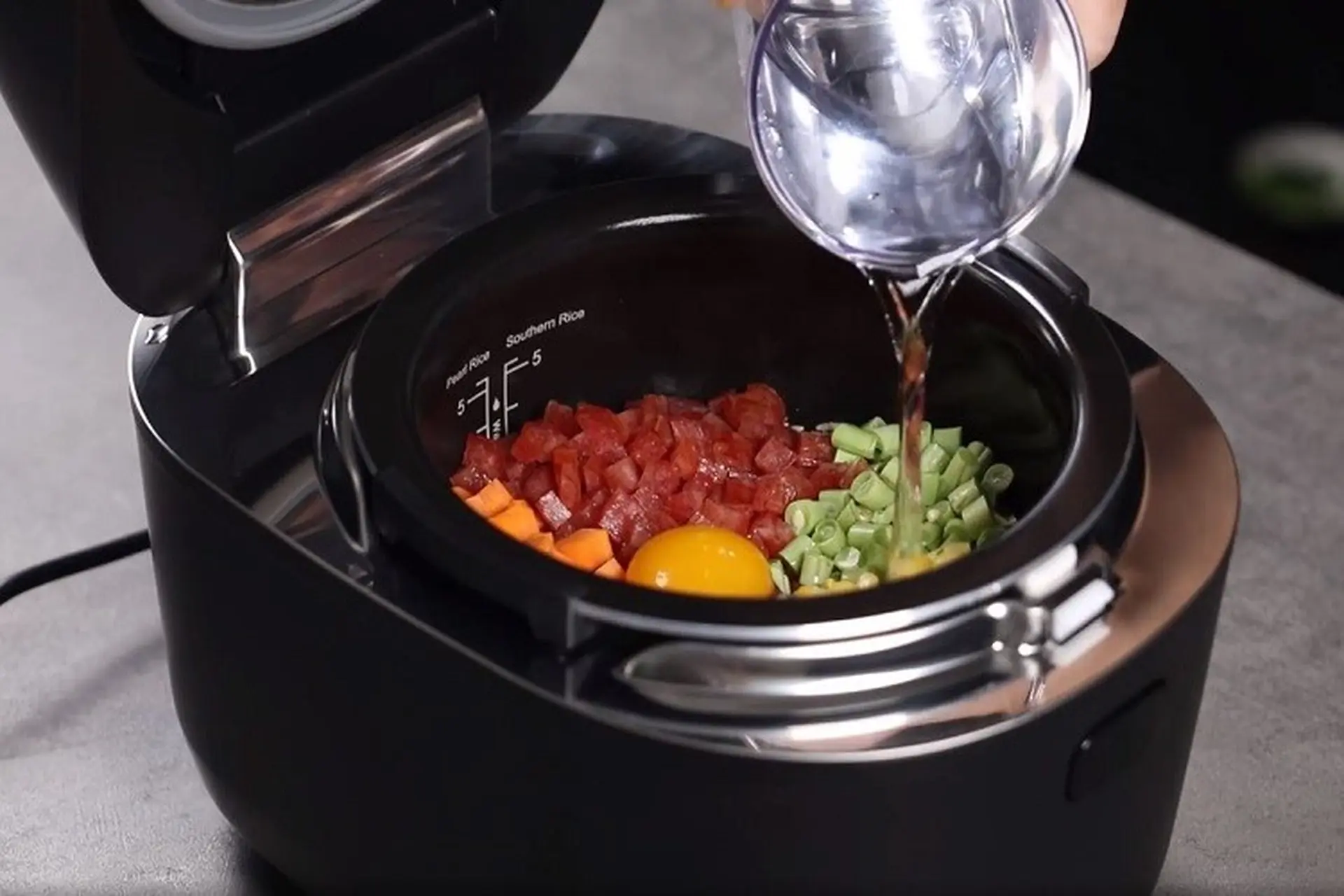 Bữa tối nhanh gọn với cách làm cơm trộn thập cẩm bằng nồi cơm điện