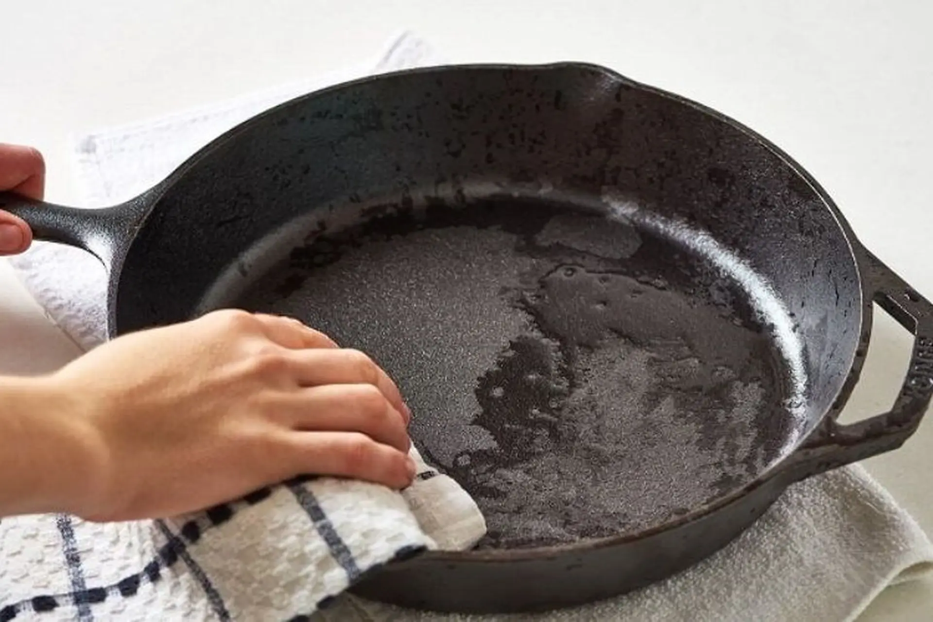 Mách bạn 2 cách làm mới chảo gang bị rỉ sét siêu đơn giản, hiệu quả