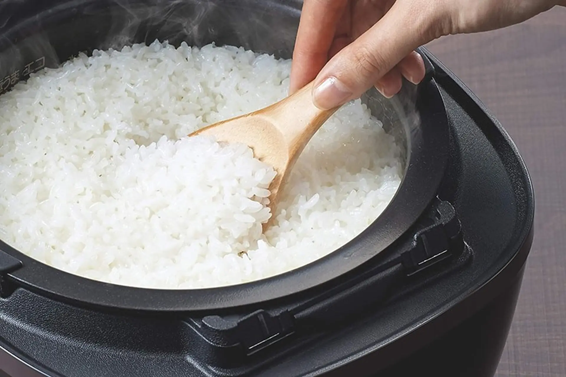 Nồi cơm điện tử nấu cơm c&oacute; ngon kh&ocirc;ng?