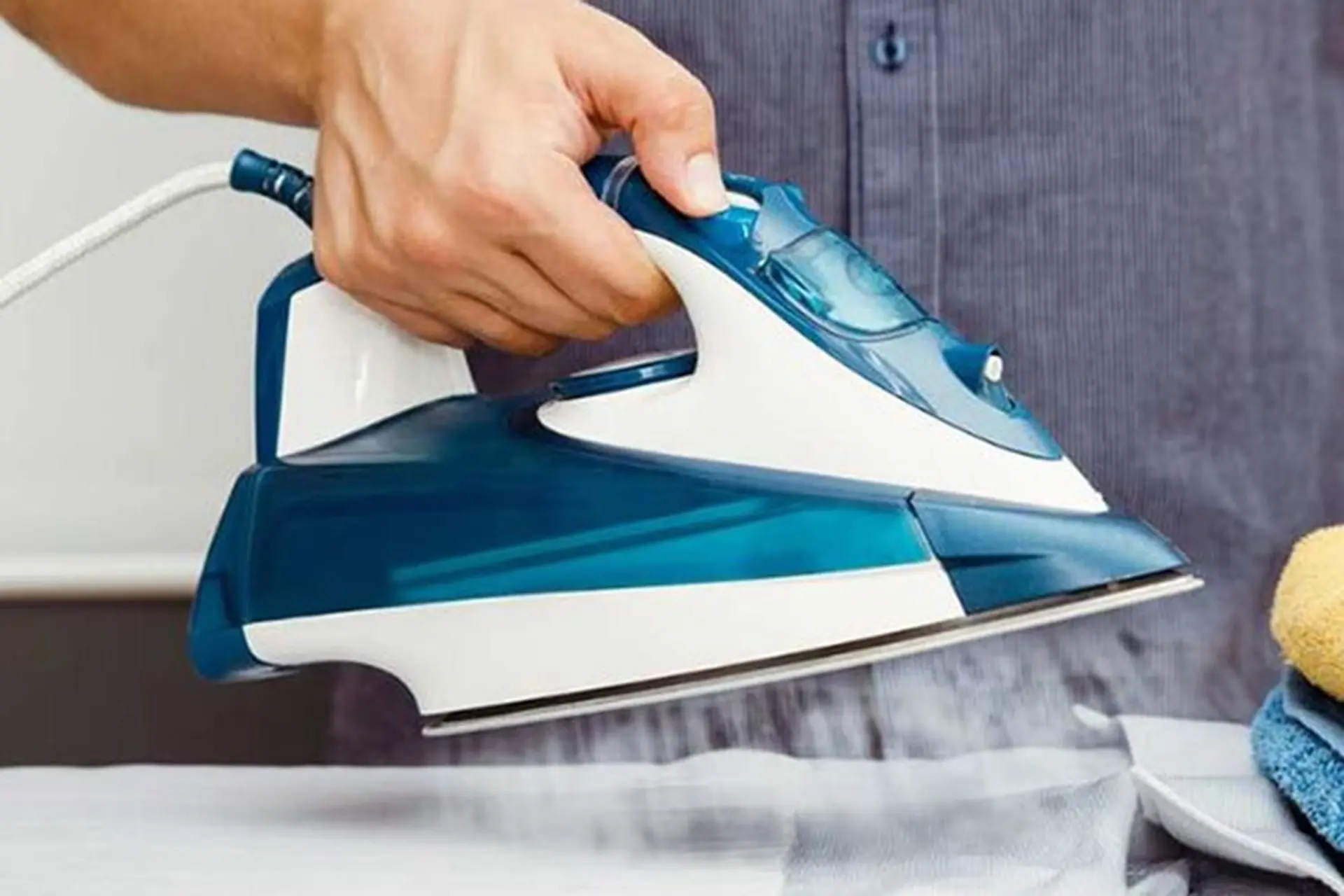 Bàn ủi hơi nước bị đóng cặn: 5 cách làm sạch nhanh nhất