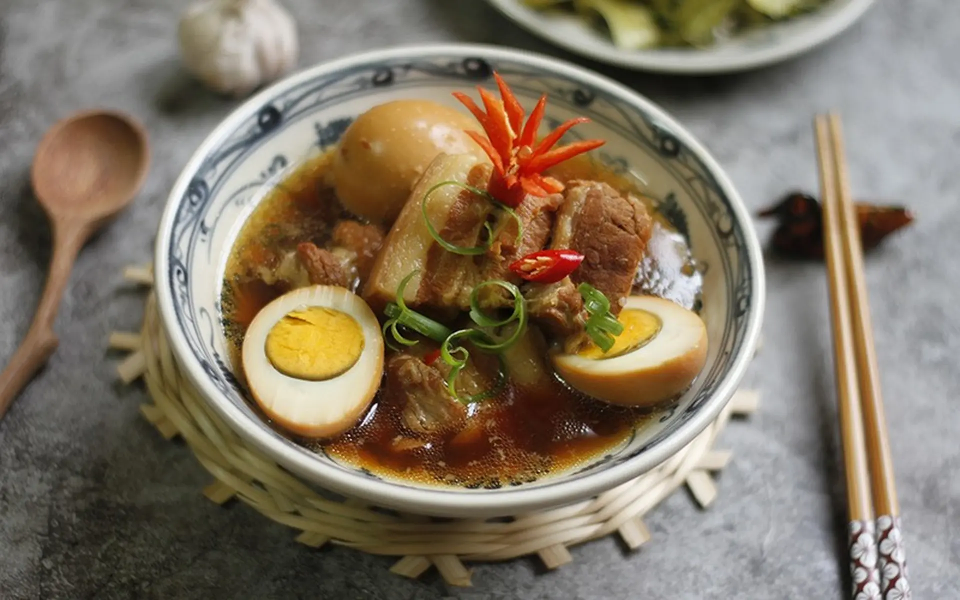 Hướng dẫn cách nấu thịt kho tàu mềm ngon, đậm đà, chuẩn vị người Việt cho bữa cơm gia đình
