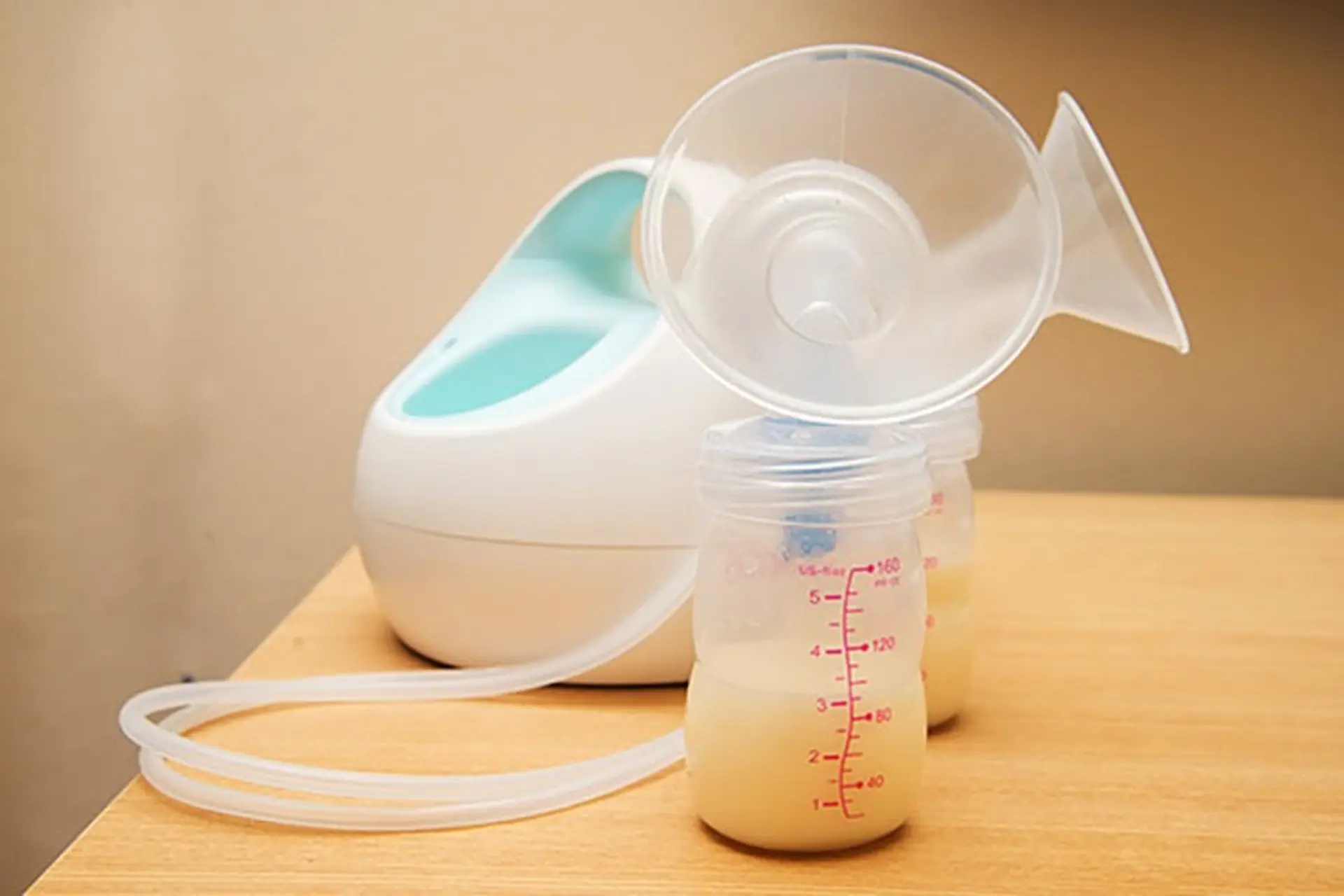 Sữa mẹ để ngoài được bao lâu? Làm sao để bảo quản và sử dụng sữa mẹ đúng cách, đảm bảo sức khỏe cho bé?