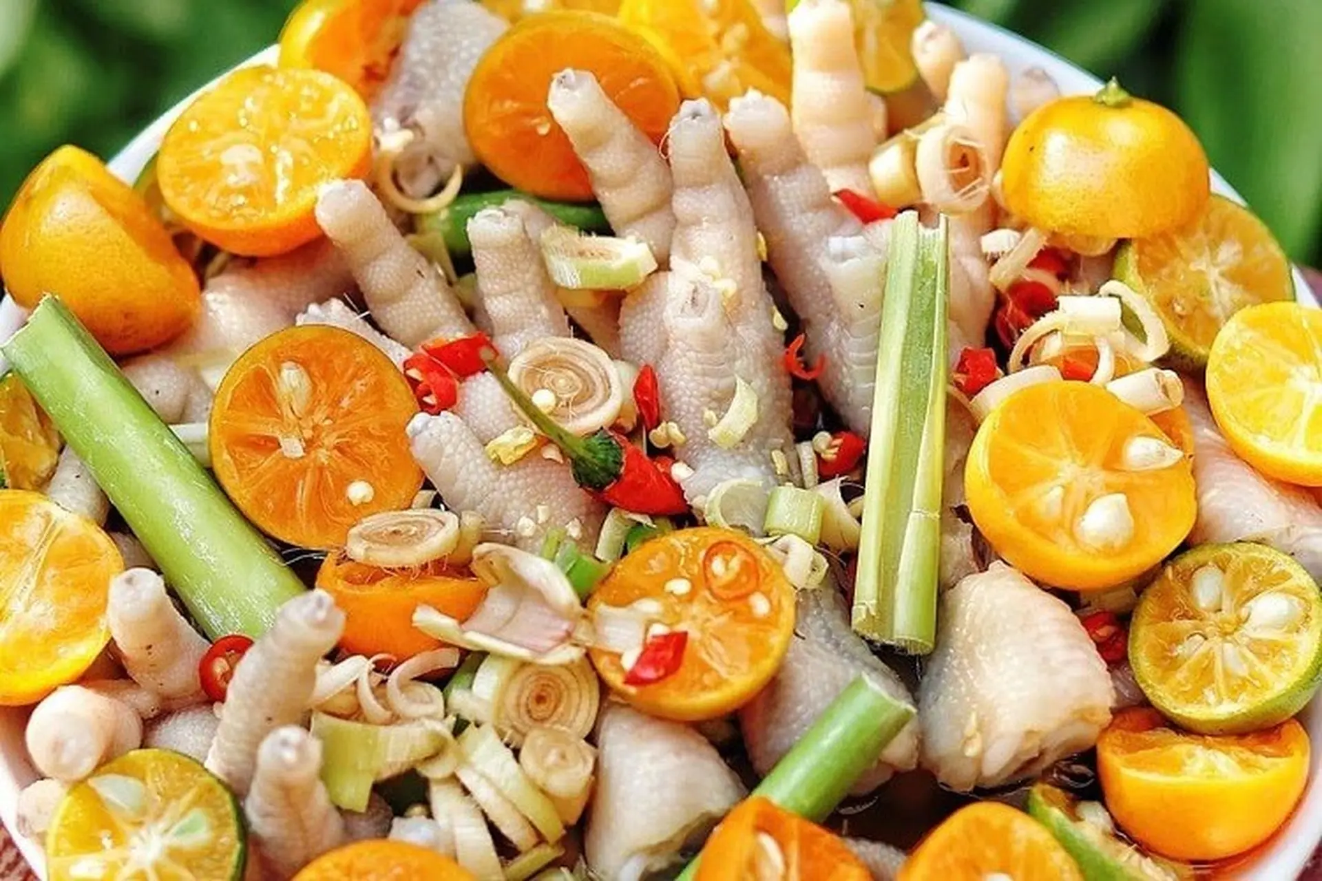 Cách làm chân gà sả tắc giòn ngon, ngấm vị chua ngọt nhâm nhi ăn vặt “cực cuốn”