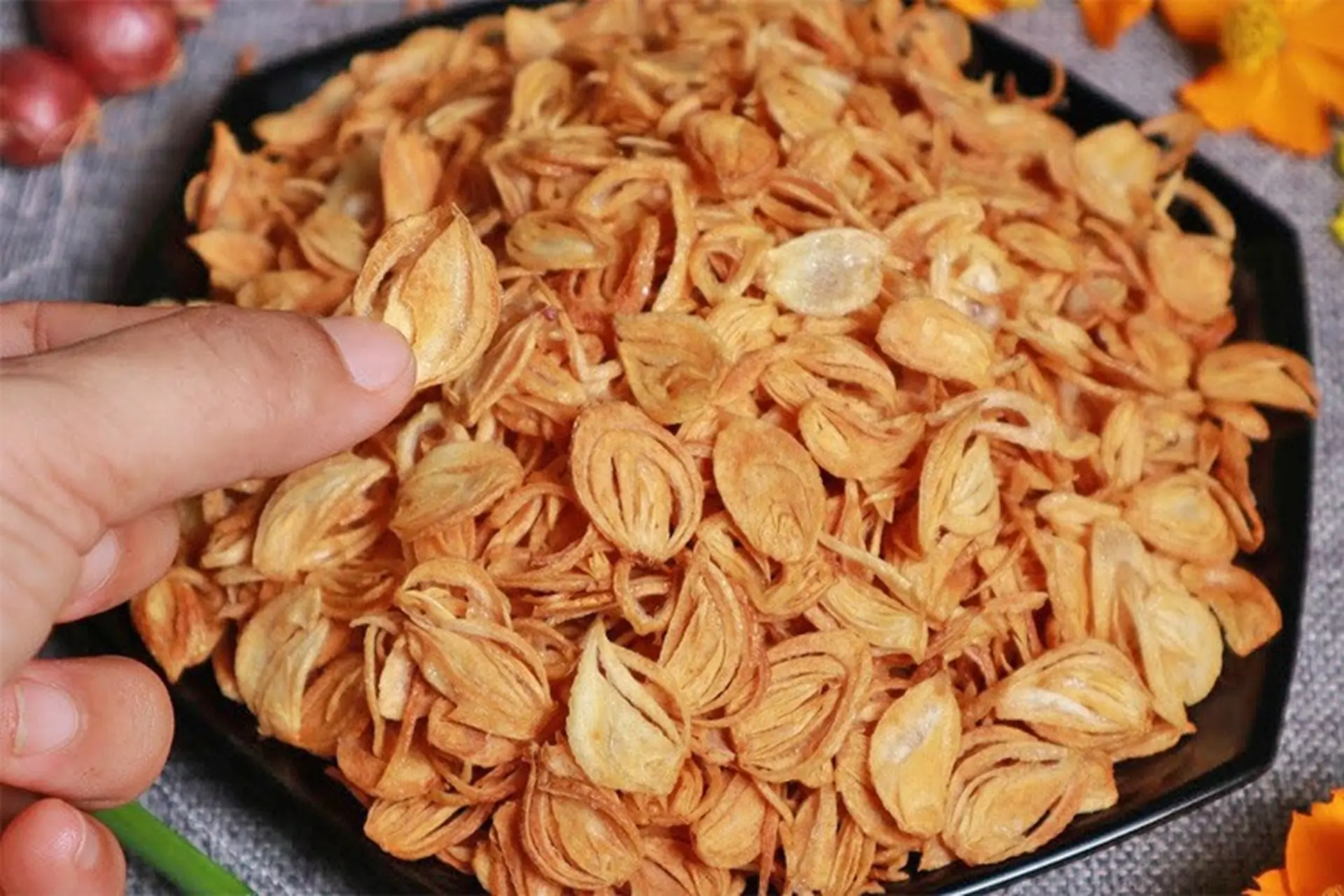 Mách bạn cách làm hành phi bằng nồi chiên không dầu giòn rụm, vàng đều