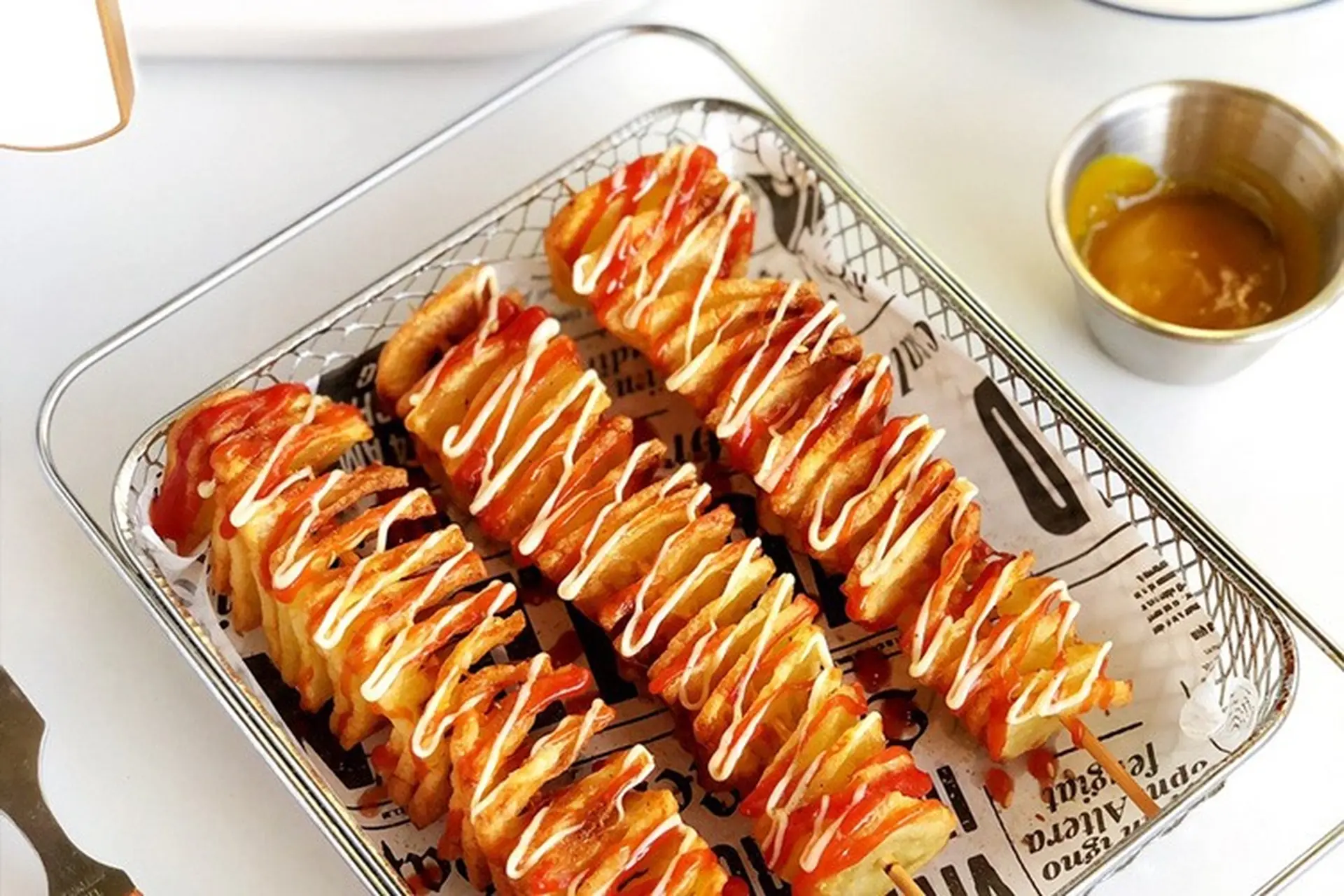 Trổ tài làm khoai tây lốc xoáy bằng nồi chiên không dầu, các bé thích mê