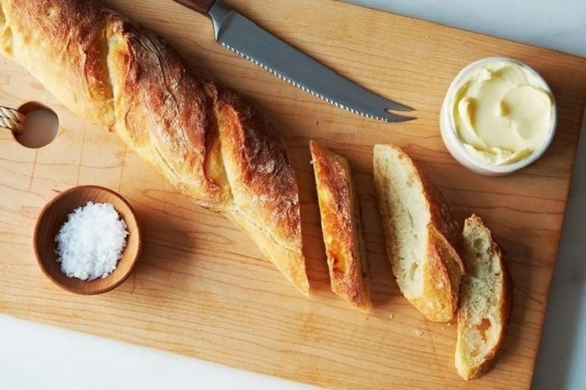 Hướng dẫn cách làm bánh mì baguette kiểu Pháp vỏ giòn rụm, vàng ươm, thơm nức mũi