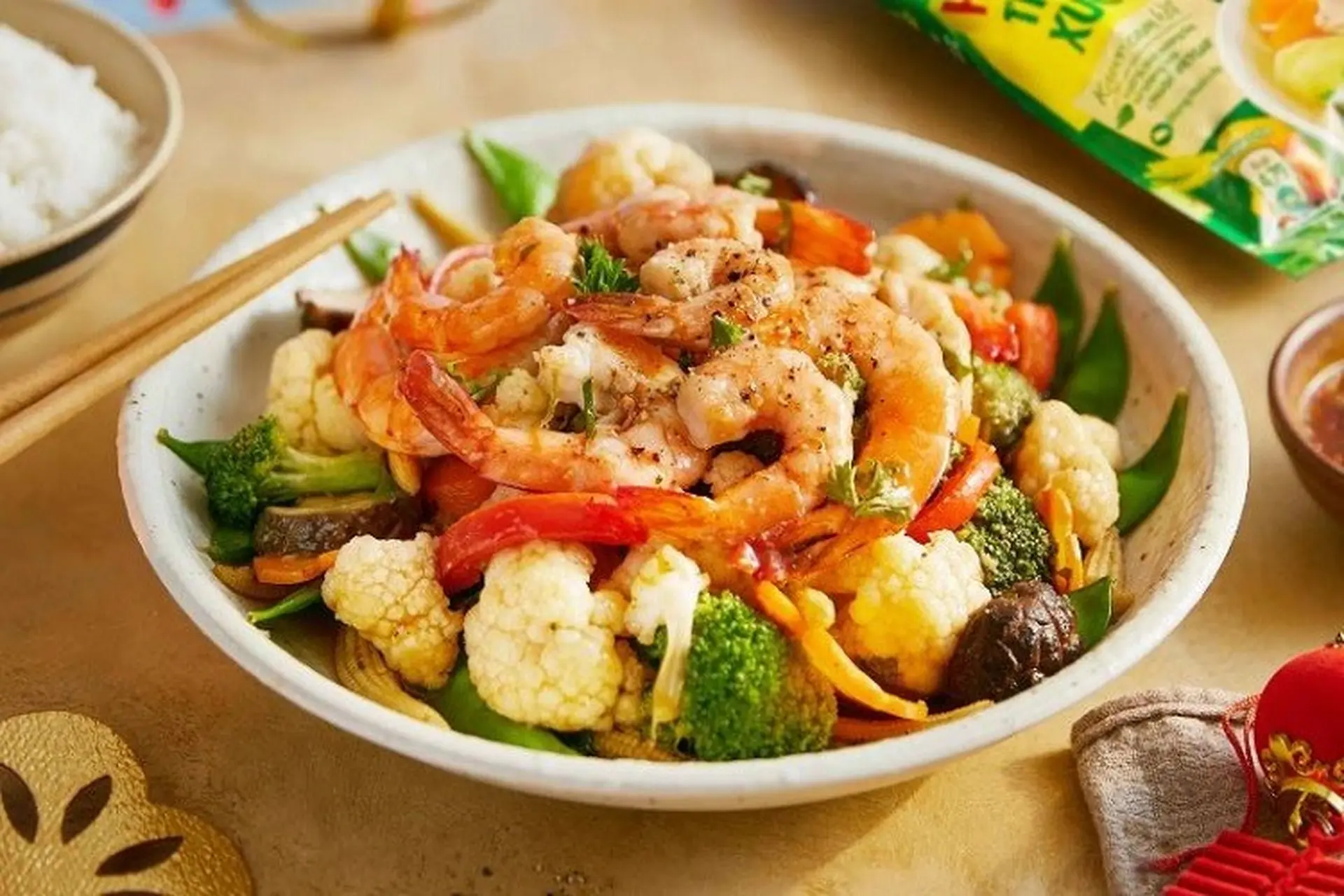 Mâm cơm thêm bắt mắt với món tôm xào thập cẩm đầy đủ dinh dưỡng, siêu hấp dẫn