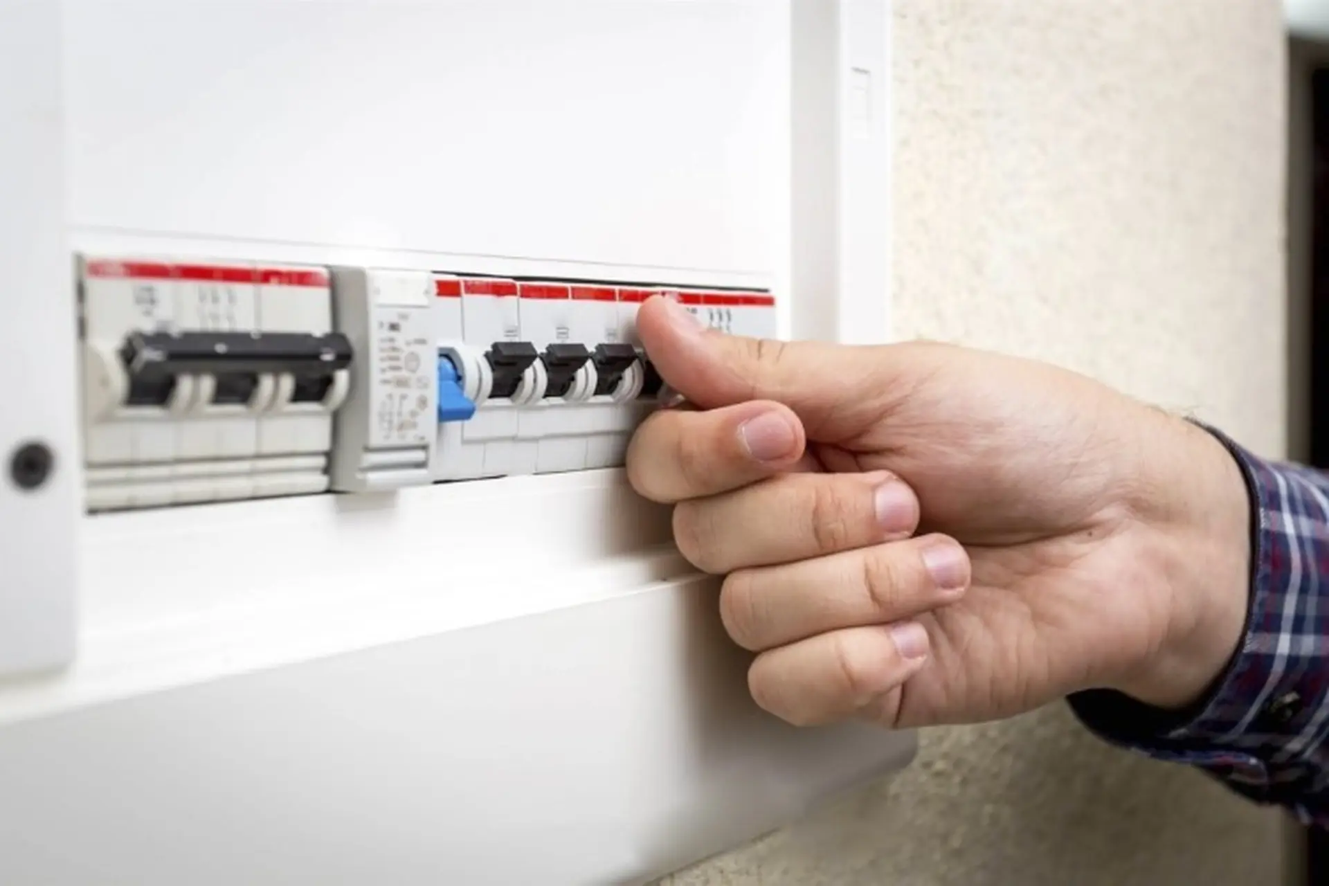 Aptomat là gì? Tìm hiểu cách hoạt động, nguyên nhân và hướng dẫn khắc phục Aptomat bị nhảy