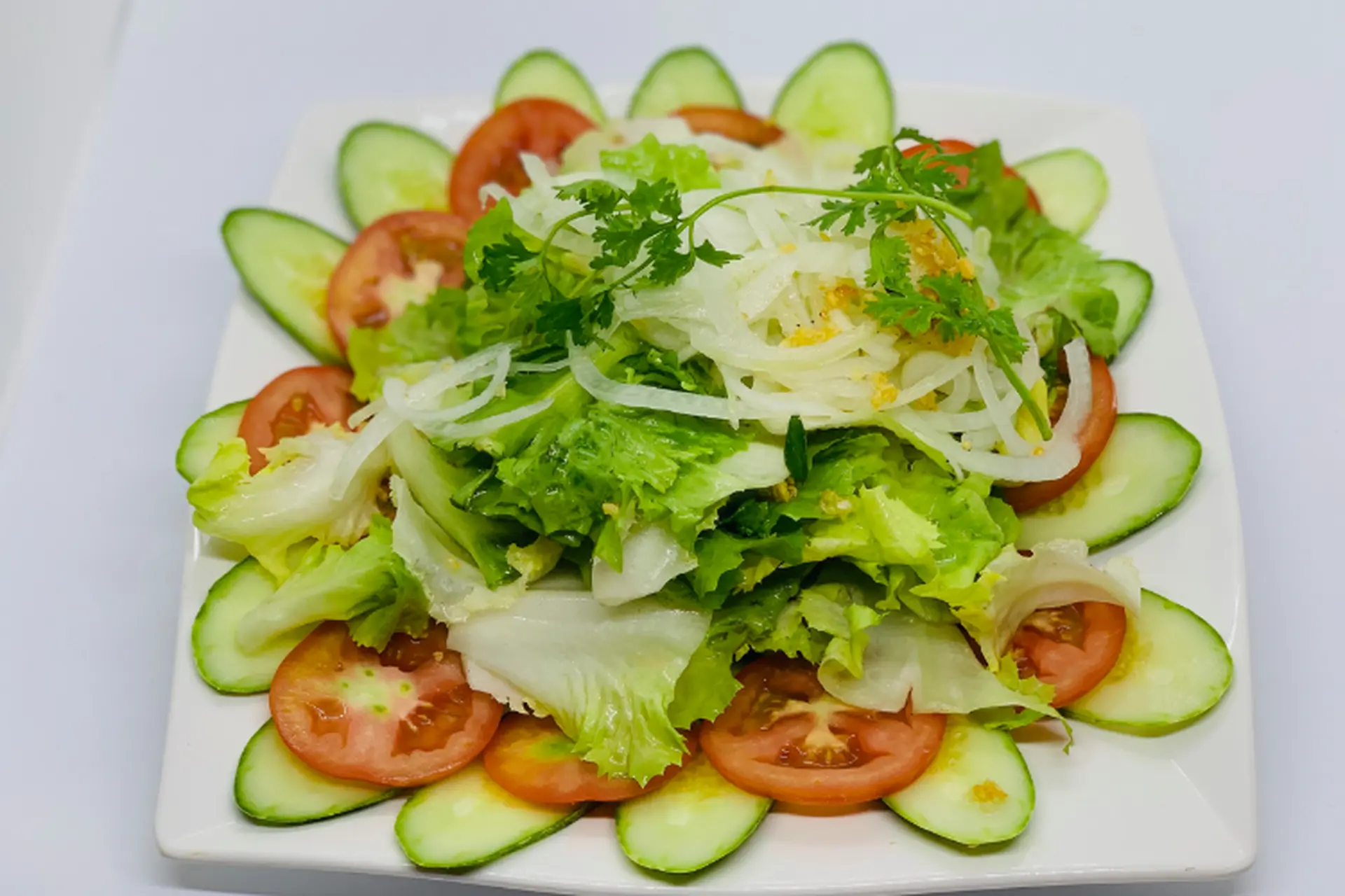 Bật mí cách làm salad dầu giấm thơm ngon, thanh mát và bổ dưỡng đơn giản tại nhà