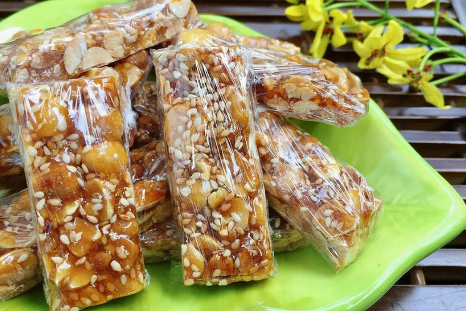 Cách làm kẹo đậu phộng đơn giản, thơm giòn tại nhà ai cũng có thể thực hiện được