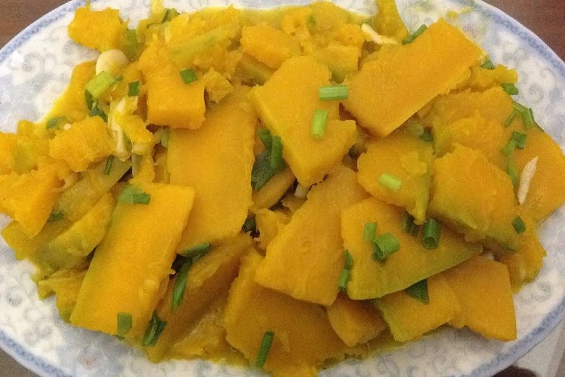 Hướng dẫn cách làm bí đỏ xào tỏi bùi ngậy, thơm ngon, bổ dưỡng, cả nhà đều thích