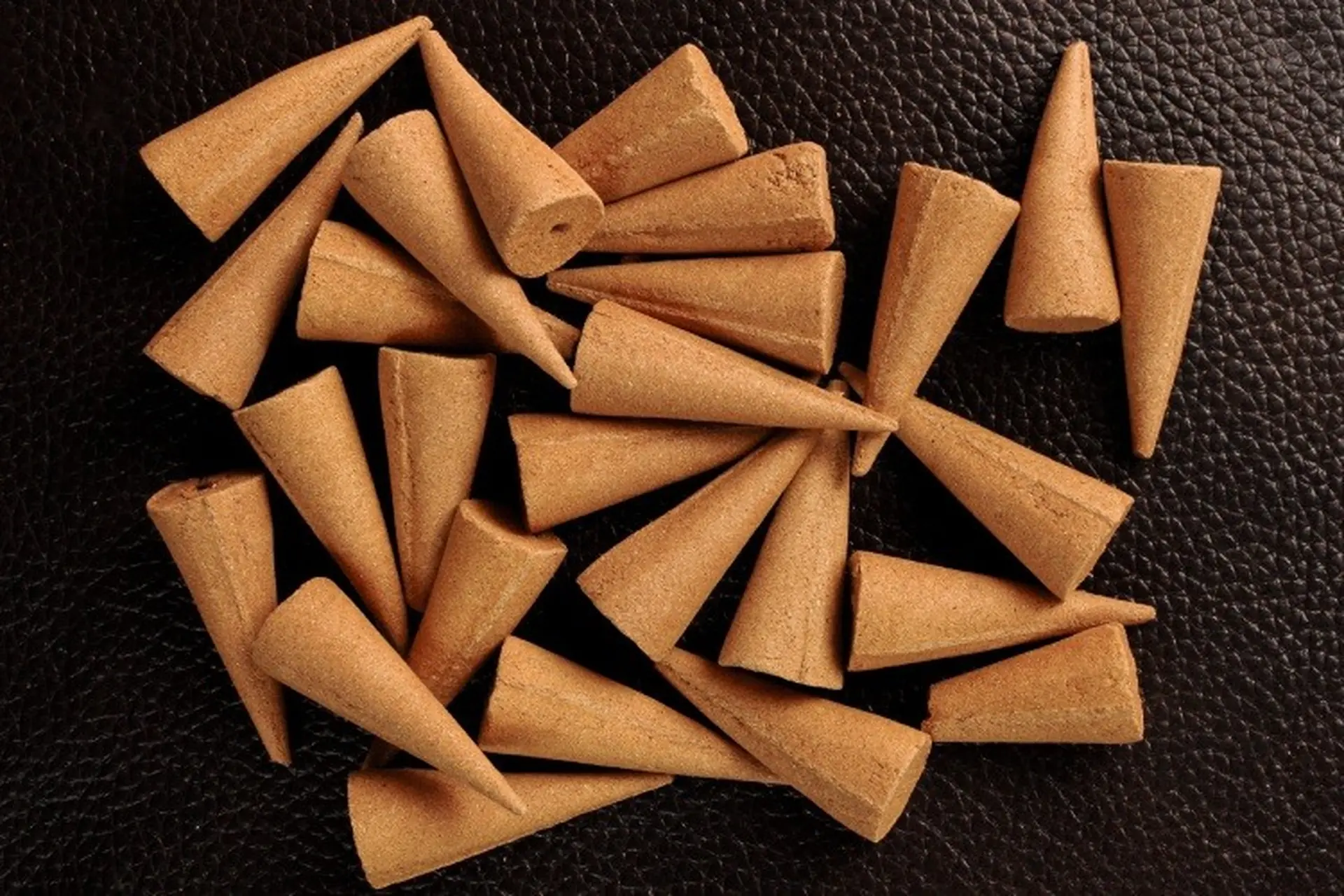 Gửi Trầm Hương Đi Nước Ngoài Có Được Không? Quy Định Mới Nhất 2026