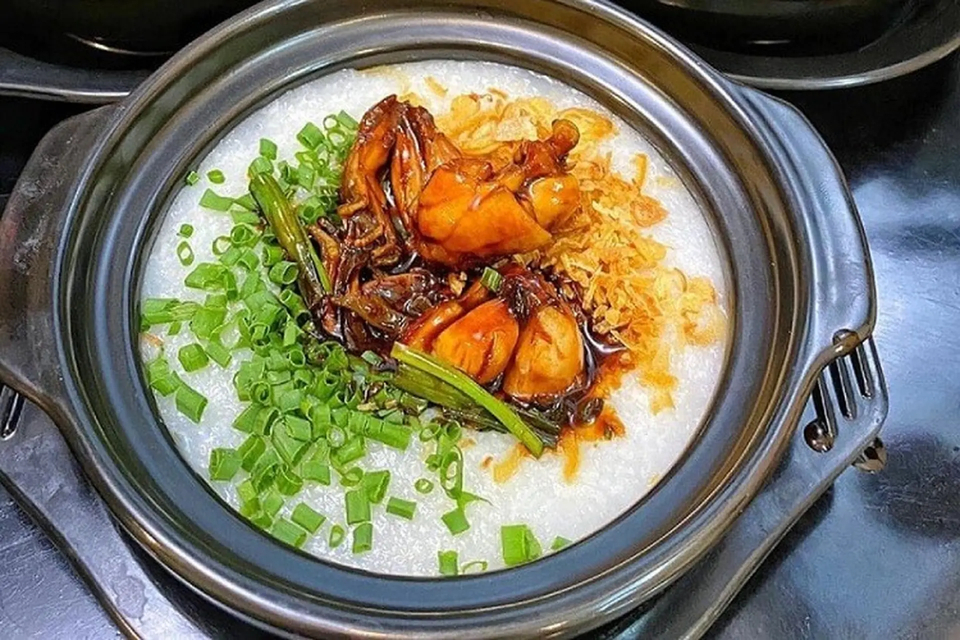 Cháo ếch nấu với rau gì thơm ngon nhất? Thịt ếch có kỵ với loại rau nào không?