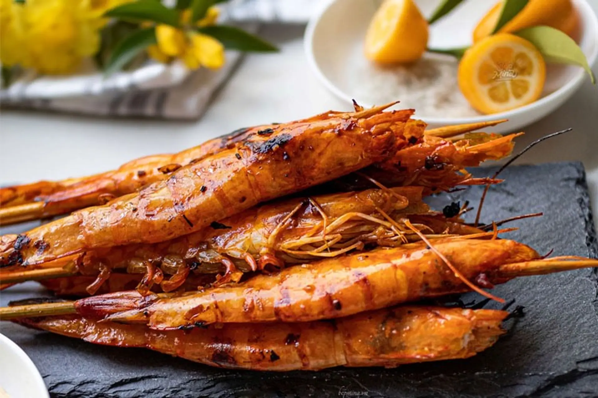Cách làm tôm nướng muối ớt "ngon bất bại", siêu đơn giản tại nhà - Thử ngay!