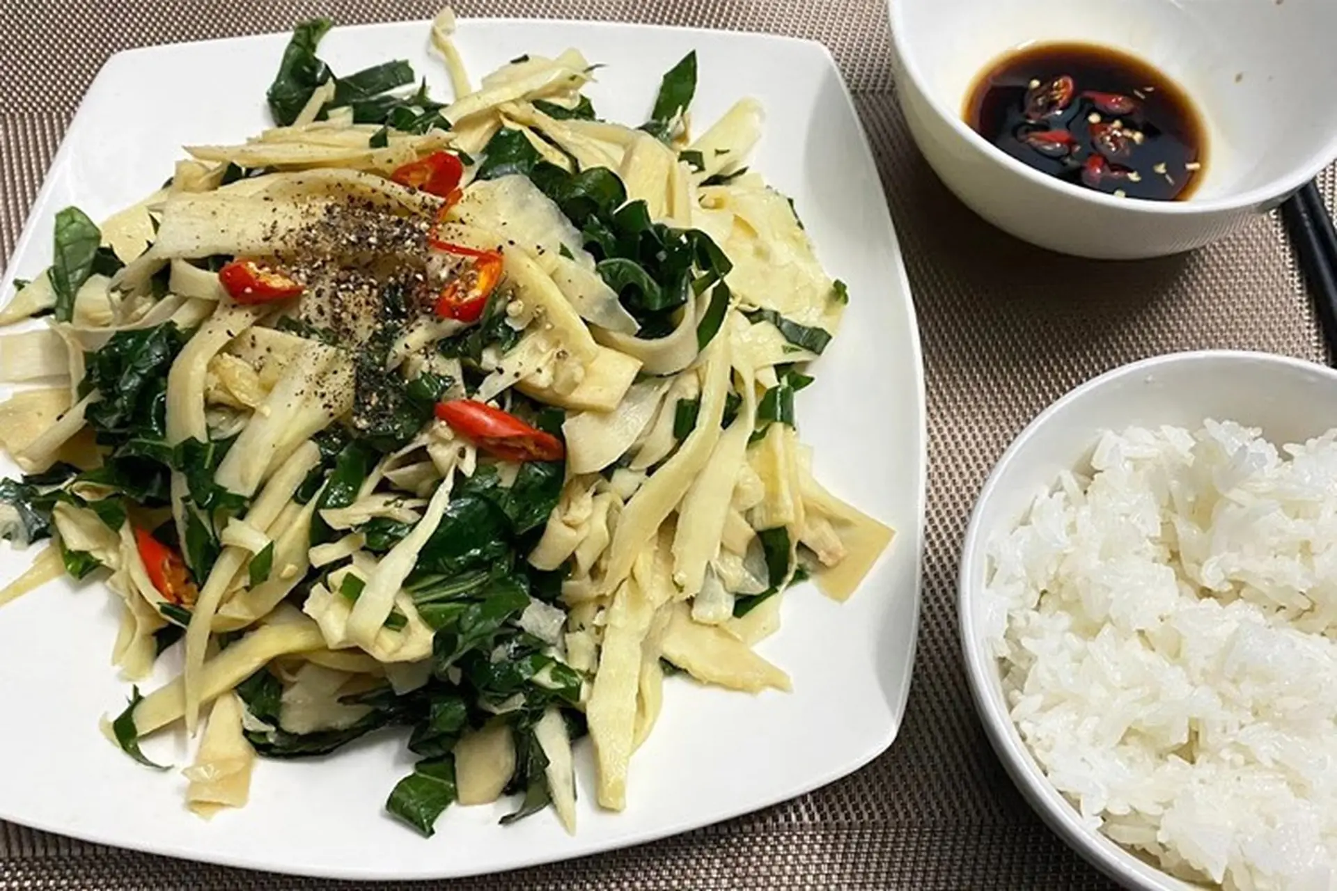 Cách làm măng xào lá lốt thơm ngon, cực hao cơm chỉ với vài bước rất đơn giản