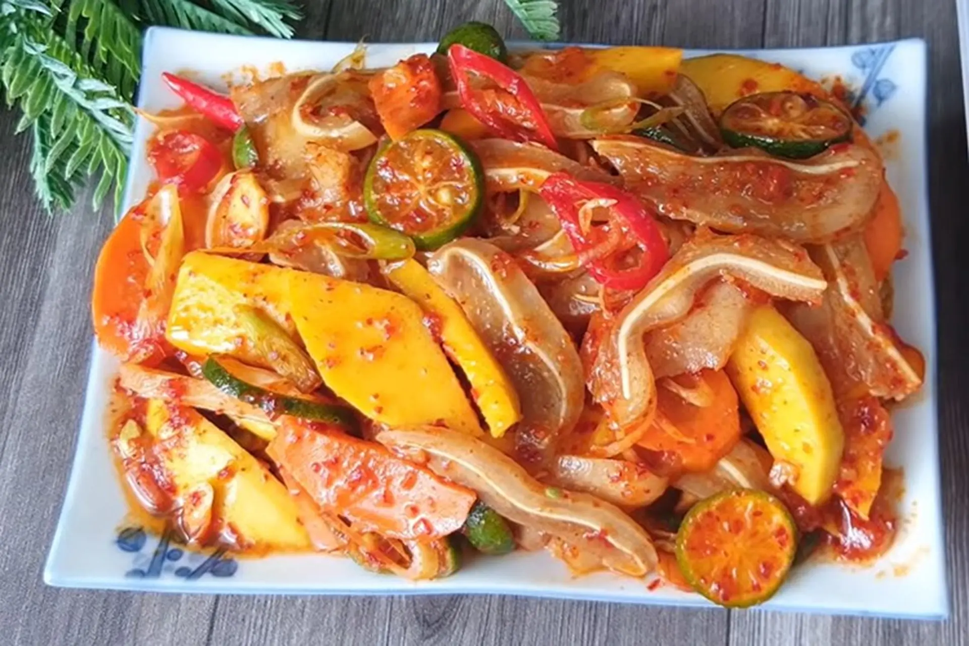 Mách nhỏ cách làm tai heo sốt Thái giòn sần sật, cực hấp dẫn, chị em lưu lại ngay để áp dụng!