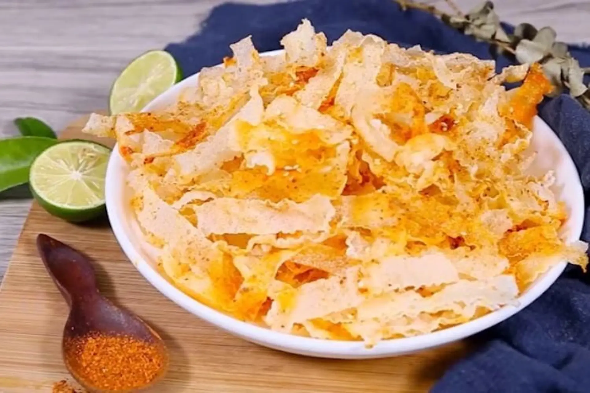 Tự tay làm bánh tráng chiên giòn lắc muối ớt mặn ngọt hấp dẫn, càng ăn càng cuốn