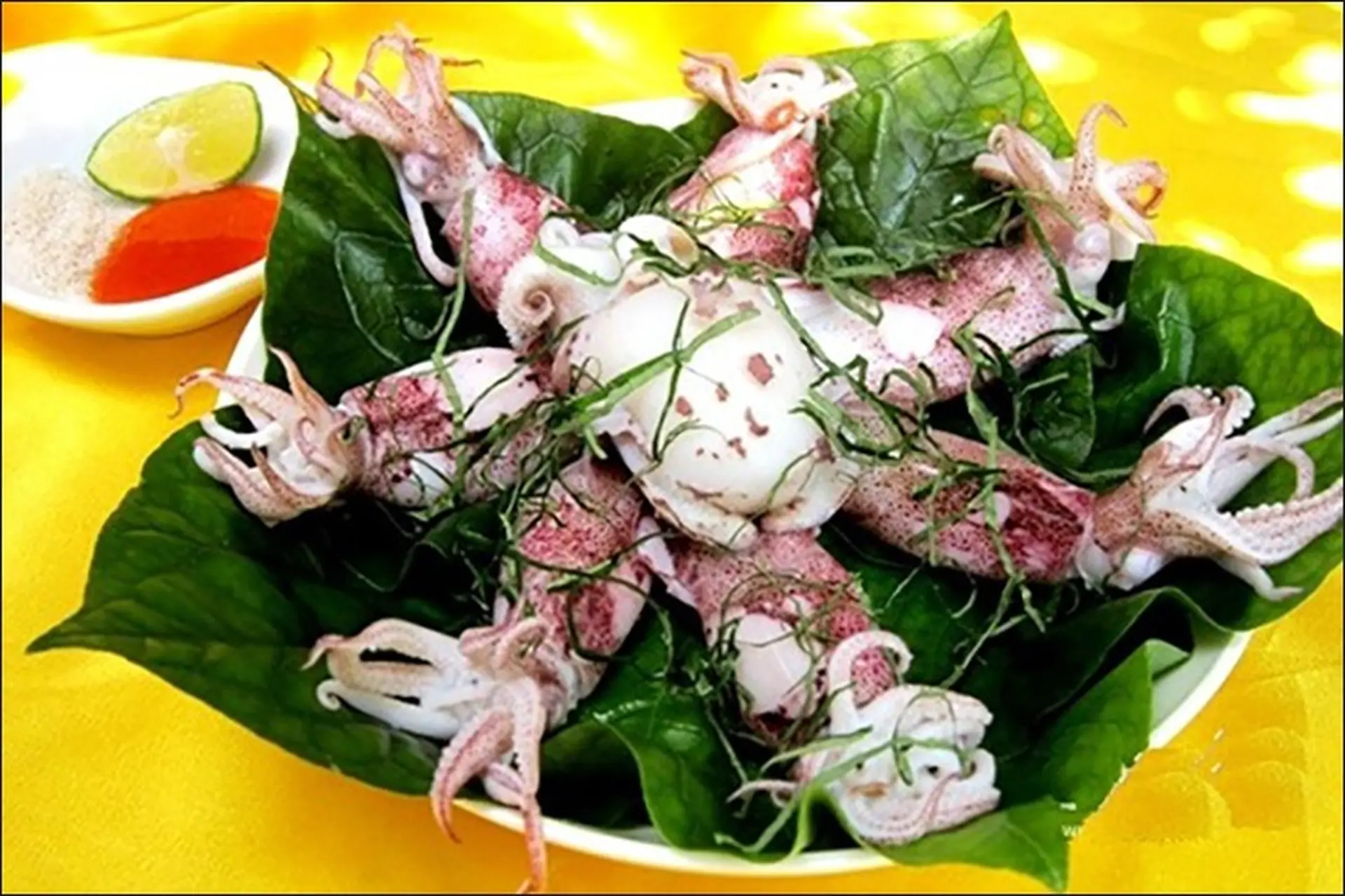 Bật mí cách làm mực hấp lá lốt thơm ngon nức mũi, chị em dễ dàng chế biến tại nhà