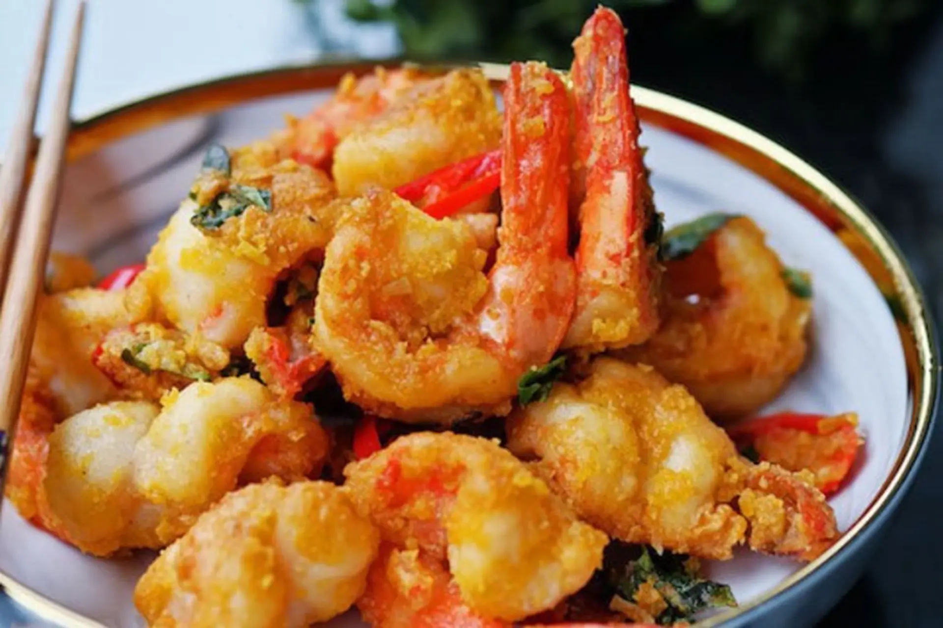 Bật mí cách làm tôm chiên trứng muối ngon bùng vị, chị em không nên bỏ qua!