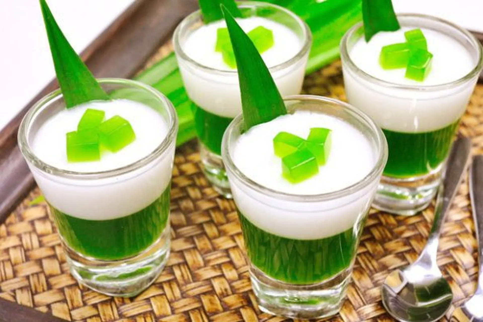 Tuyệt chiêu làm thạch lá dứa vừa ngon vừa mát giải nhiệt ngày hè cực dễ làm 