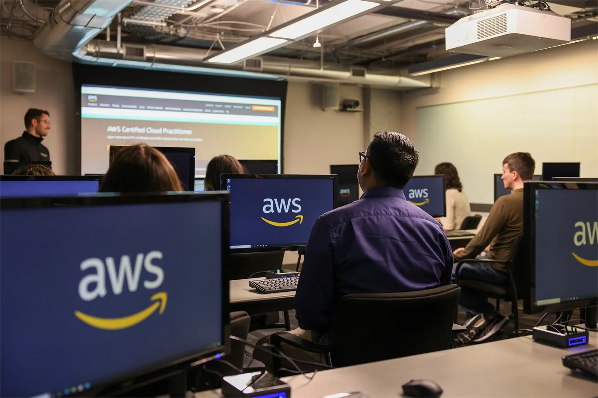AWS Certification - Chứng chỉ AWS là gì? Phân loại và luyện thi chứng chỉ phù hợp với khả năng