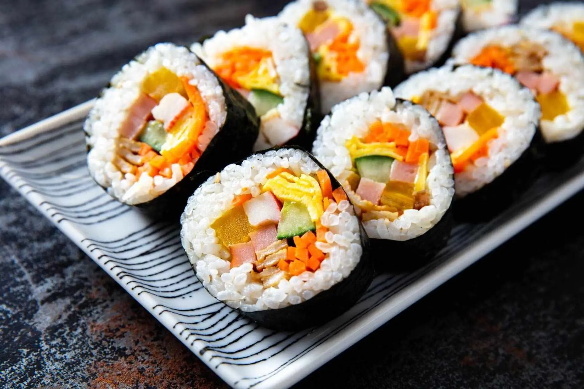 Cách bảo quản kimbap qua đêm đơn giản, dễ thực hiện và không lo ôi thiu, hư hỏng